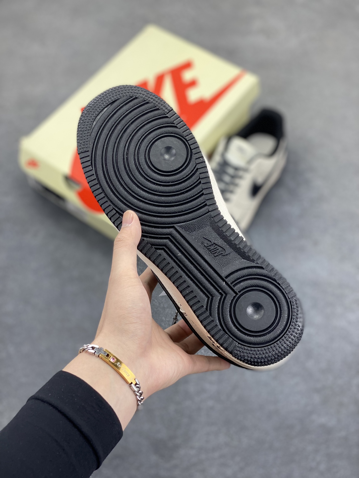 图片[5]-NIke Air Force 1 \’07 Low “斯图西联名——黑线三勾”空军一号 低帮 运动鞋 休闲鞋 折边针车 工艺难度大 原楦头原纸板 原装鞋盒 定制五金配件 内置全掌气垫 原厂鞋底 货号：HH7518-059 尺码：36 36.5 37.5 38 38.5 39 40 40.5 41 42 42.5 43 44 44.5 45-选品中心