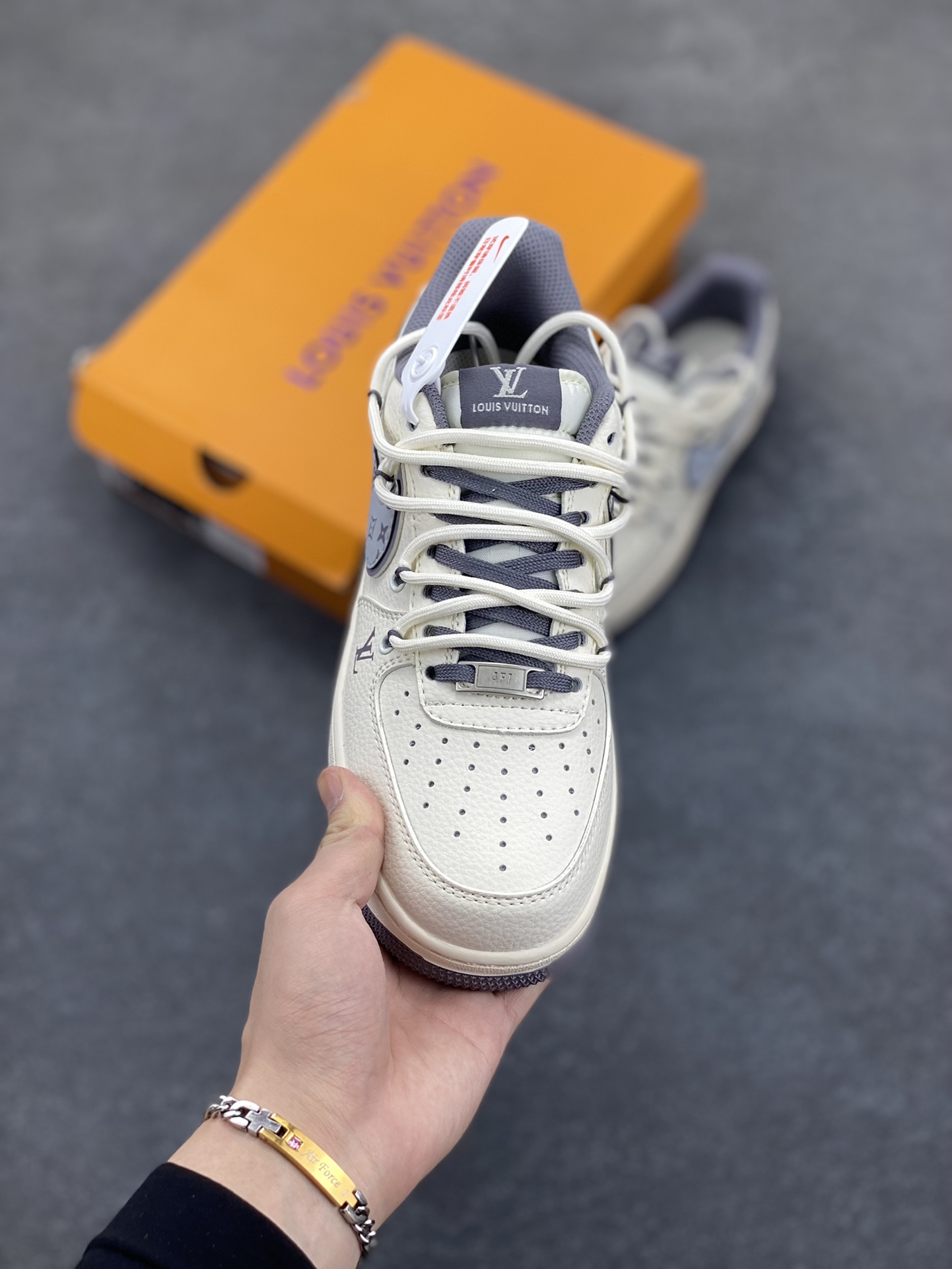 图片[2]-NIke Air Force 1 \’07 Low “LV联名——灰勾抽绳”空军一号 低帮 运动鞋 休闲鞋 折边针车 工艺难度大 原楦头原纸板 原装鞋盒 定制五金配件 内置全掌气垫 原厂鞋底 货号：DM6868-067 尺码：36 36.5 37.5 38 38.5 39 40 40.5 41 42 42.5 43 44 44.5 45-选品中心