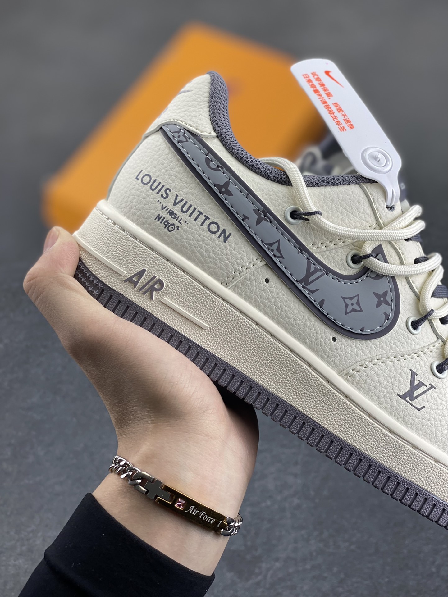 图片[6]-NIke Air Force 1 \’07 Low “LV联名——灰勾抽绳”空军一号 低帮 运动鞋 休闲鞋 折边针车 工艺难度大 原楦头原纸板 原装鞋盒 定制五金配件 内置全掌气垫 原厂鞋底 货号：DM6868-067 尺码：36 36.5 37.5 38 38.5 39 40 40.5 41 42 42.5 43 44 44.5 45-选品中心