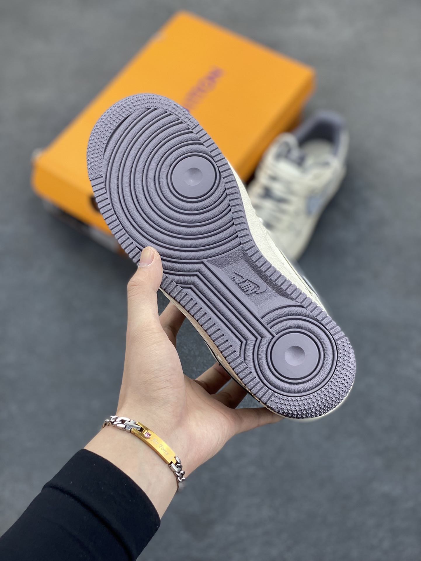 图片[5]-NIke Air Force 1 \’07 Low “LV联名——灰勾抽绳”空军一号 低帮 运动鞋 休闲鞋 折边针车 工艺难度大 原楦头原纸板 原装鞋盒 定制五金配件 内置全掌气垫 原厂鞋底 货号：DM6868-067 尺码：36 36.5 37.5 38 38.5 39 40 40.5 41 42 42.5 43 44 44.5 45-选品中心
