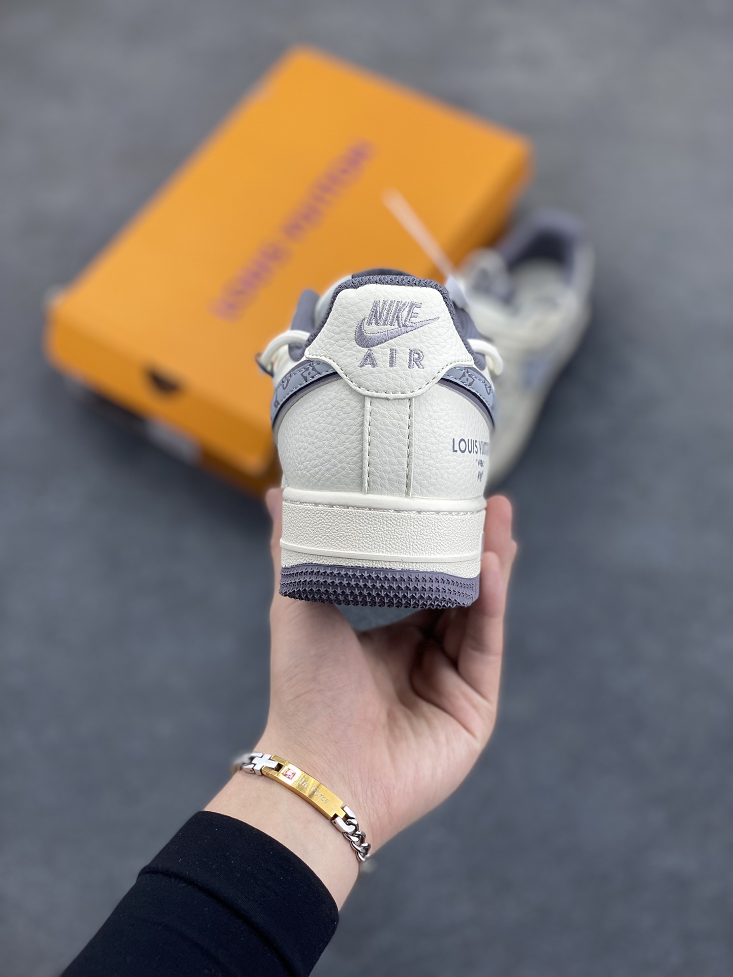 图片[4]-NIke Air Force 1 \’07 Low “LV联名——灰勾抽绳”空军一号 低帮 运动鞋 休闲鞋 折边针车 工艺难度大 原楦头原纸板 原装鞋盒 定制五金配件 内置全掌气垫 原厂鞋底 货号：DM6868-067 尺码：36 36.5 37.5 38 38.5 39 40 40.5 41 42 42.5 43 44 44.5 45-选品中心