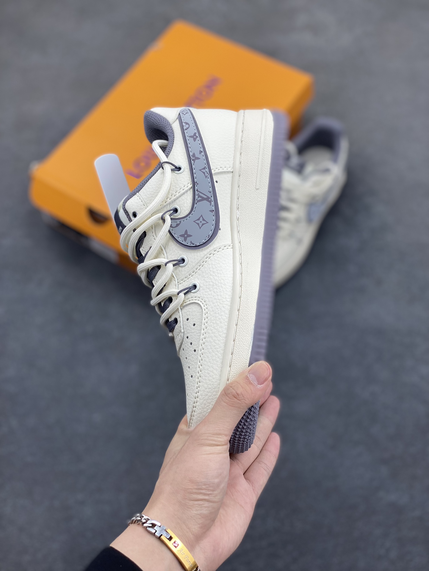 图片[3]-NIke Air Force 1 \’07 Low “LV联名——灰勾抽绳”空军一号 低帮 运动鞋 休闲鞋 折边针车 工艺难度大 原楦头原纸板 原装鞋盒 定制五金配件 内置全掌气垫 原厂鞋底 货号：DM6868-067 尺码：36 36.5 37.5 38 38.5 39 40 40.5 41 42 42.5 43 44 44.5 45-选品中心