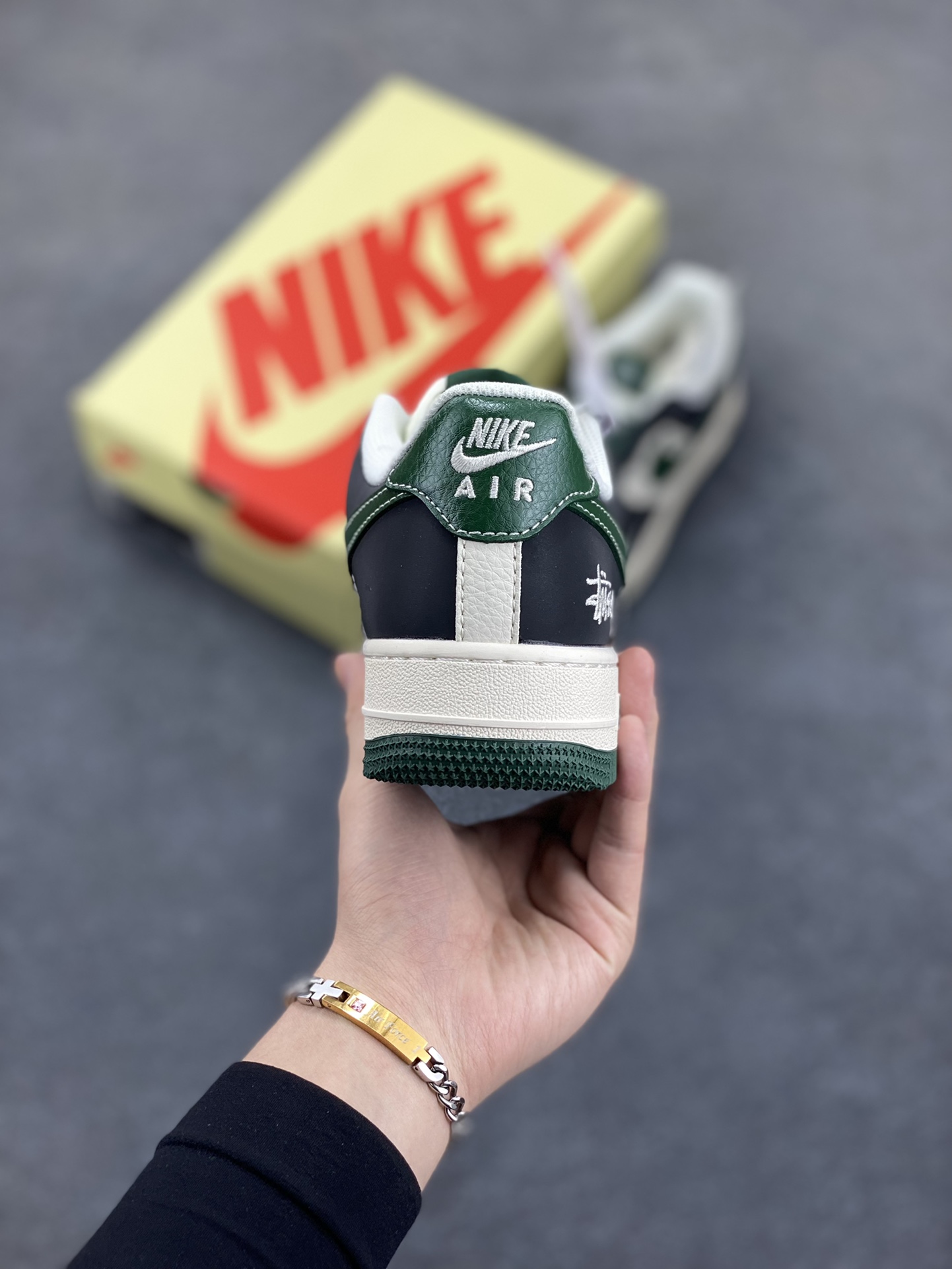 图片[4]-NIke Air Force 1 \’07 Low “斯图西联名——黑绿勾英文”空军一号 低帮 运动鞋 休闲鞋 折边针车 工艺难度大 原楦头原纸板 原装鞋盒 定制五金配件 内置全掌气垫 原厂鞋底 货号：XS1958-572 尺码：36 36.5 37.5 38 38.5 39 40 40.5 41 42 42.5 43 44 44.5 45-选品中心