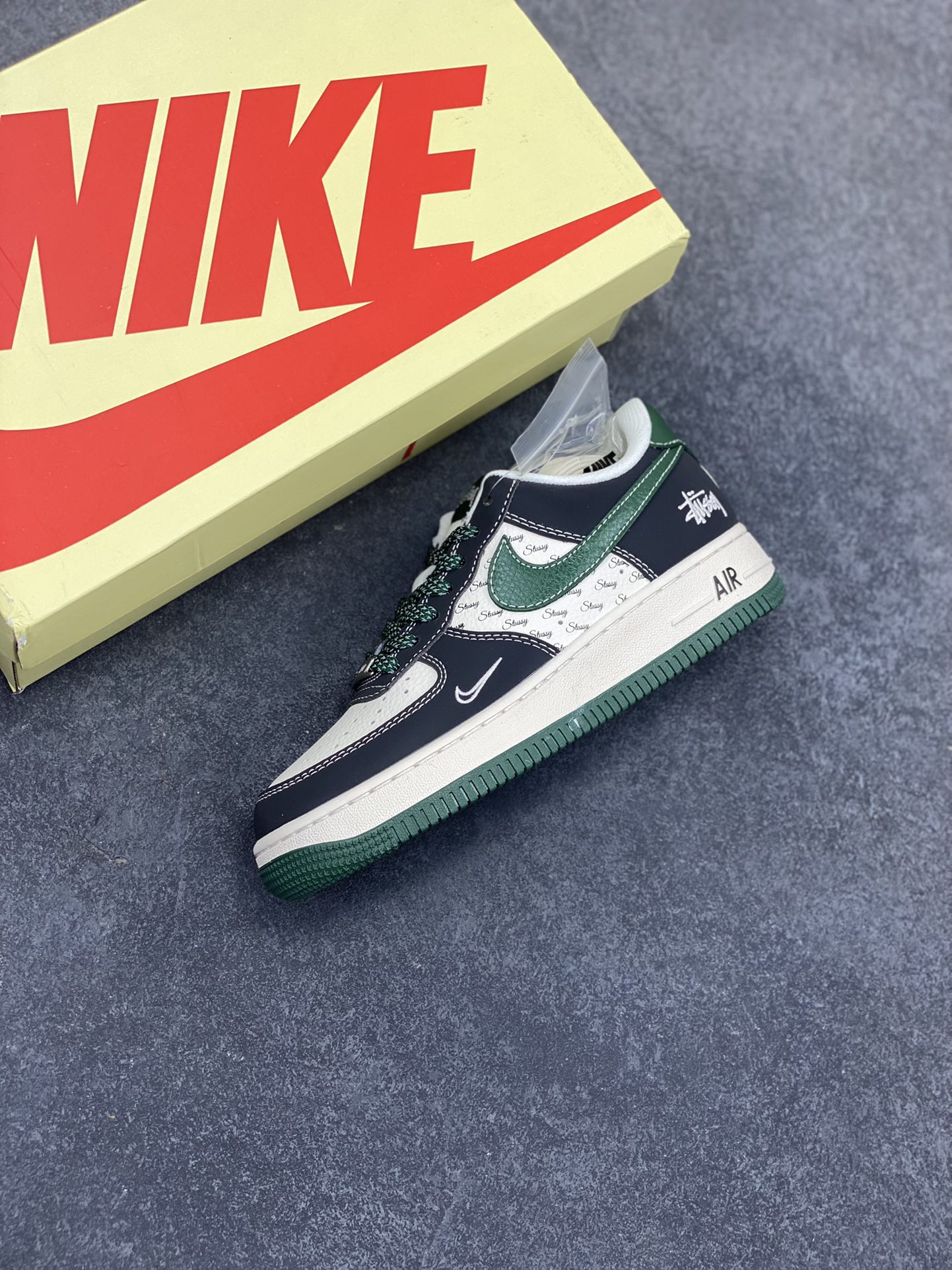 图片[7]-NIke Air Force 1 \’07 Low “斯图西联名——黑绿勾英文”空军一号 低帮 运动鞋 休闲鞋 折边针车 工艺难度大 原楦头原纸板 原装鞋盒 定制五金配件 内置全掌气垫 原厂鞋底 货号：XS1958-572 尺码：36 36.5 37.5 38 38.5 39 40 40.5 41 42 42.5 43 44 44.5 45-选品中心