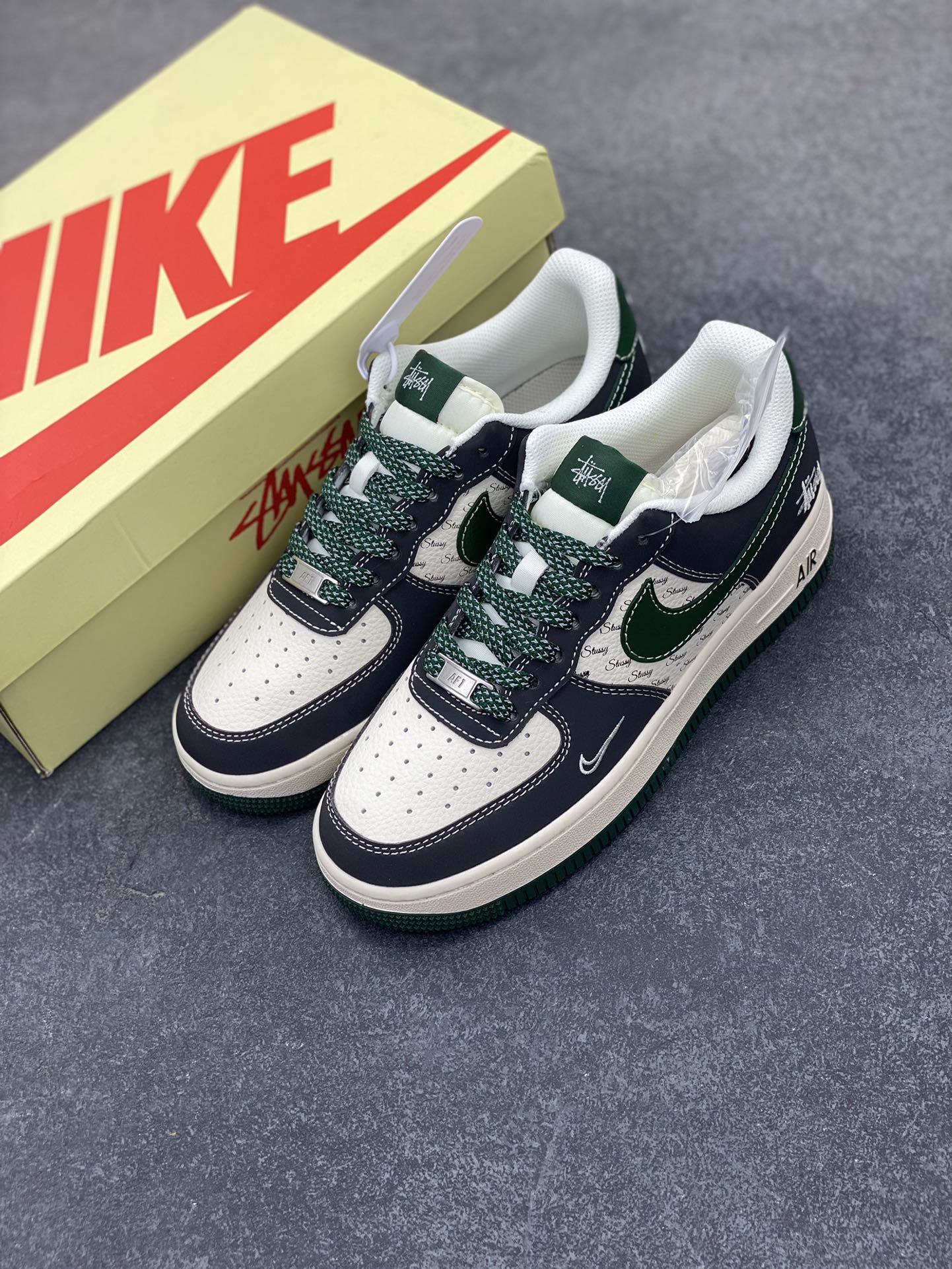 图片[8]-NIke Air Force 1 \’07 Low “斯图西联名——黑绿勾英文”空军一号 低帮 运动鞋 休闲鞋 折边针车 工艺难度大 原楦头原纸板 原装鞋盒 定制五金配件 内置全掌气垫 原厂鞋底 货号：XS1958-572 尺码：36 36.5 37.5 38 38.5 39 40 40.5 41 42 42.5 43 44 44.5 45-选品中心