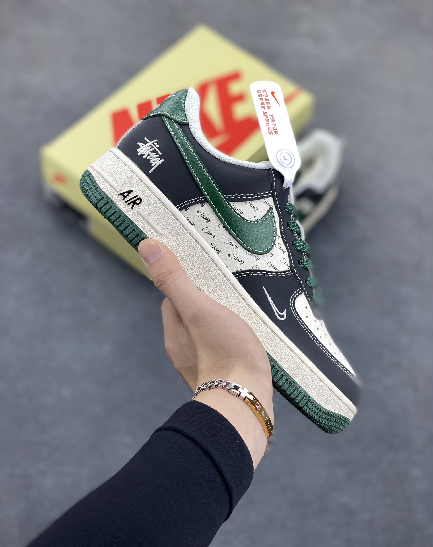 NIke Air Force 1 \’07 Low “斯图西联名——黑绿勾英文”空军一号 低帮 运动鞋 休闲鞋 折边针车 工艺难度大 原楦头原纸板 原装鞋盒 定制五金配件 内置全掌气垫 原厂鞋底 货号:XS1958-572 尺码:36 36.5 37.5 38 38.5 39 40 40.5 41 42 42.5 43 44 44.5 45-选品中心