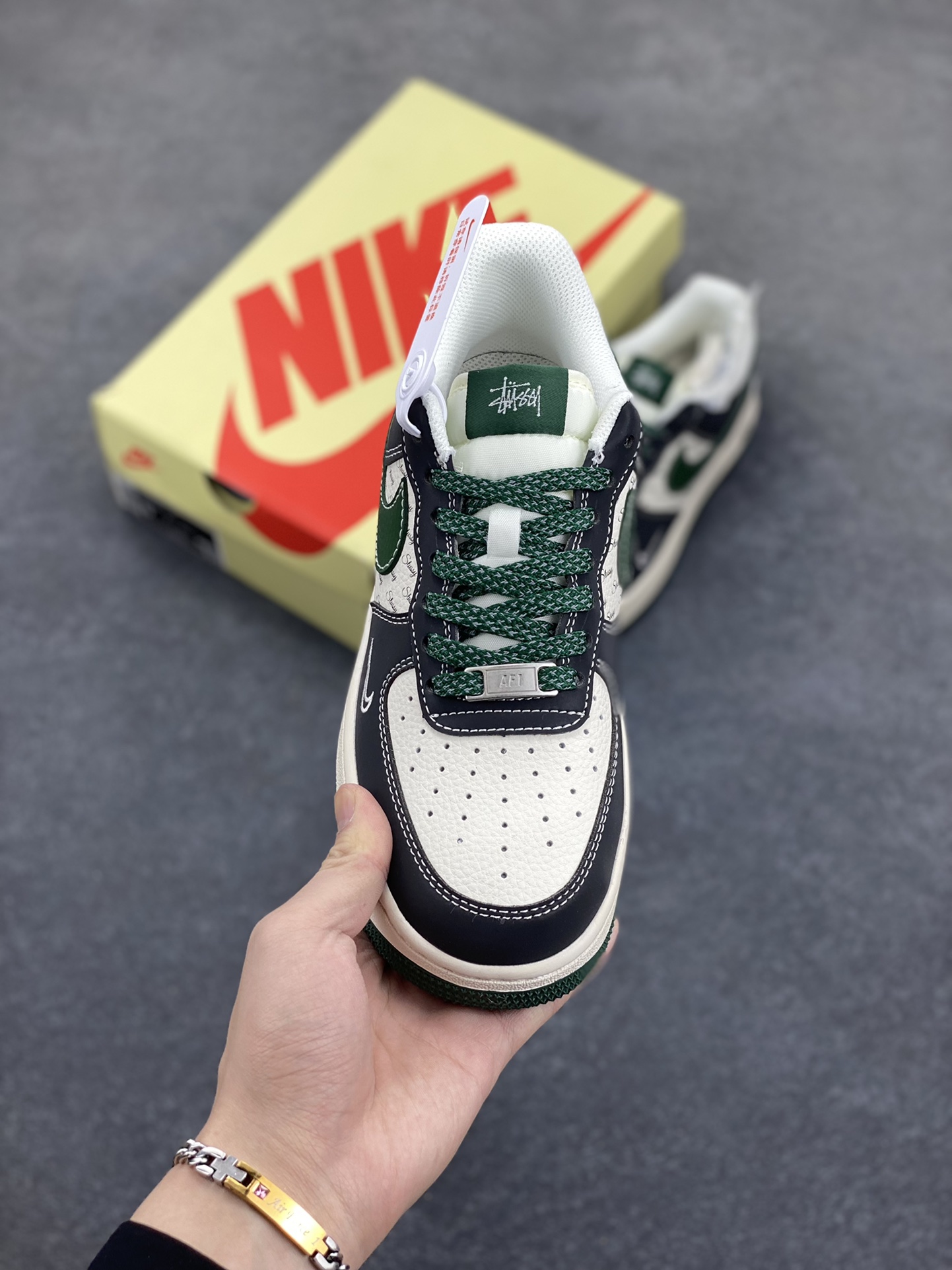 图片[2]-NIke Air Force 1 \’07 Low “斯图西联名——黑绿勾英文”空军一号 低帮 运动鞋 休闲鞋 折边针车 工艺难度大 原楦头原纸板 原装鞋盒 定制五金配件 内置全掌气垫 原厂鞋底 货号：XS1958-572 尺码：36 36.5 37.5 38 38.5 39 40 40.5 41 42 42.5 43 44 44.5 45-选品中心