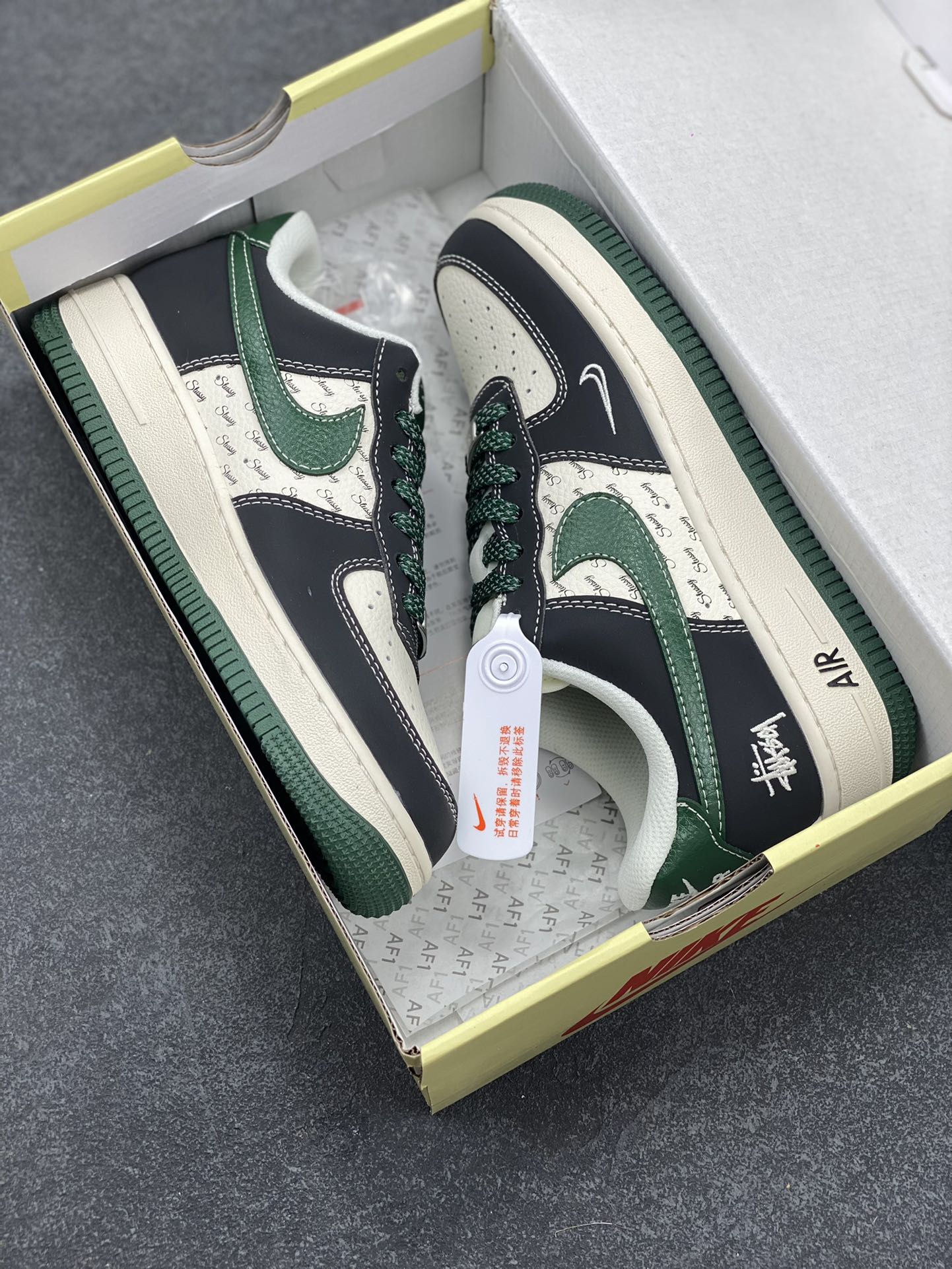 图片[9]-NIke Air Force 1 \’07 Low “斯图西联名——黑绿勾英文”空军一号 低帮 运动鞋 休闲鞋 折边针车 工艺难度大 原楦头原纸板 原装鞋盒 定制五金配件 内置全掌气垫 原厂鞋底 货号：XS1958-572 尺码：36 36.5 37.5 38 38.5 39 40 40.5 41 42 42.5 43 44 44.5 45-选品中心
