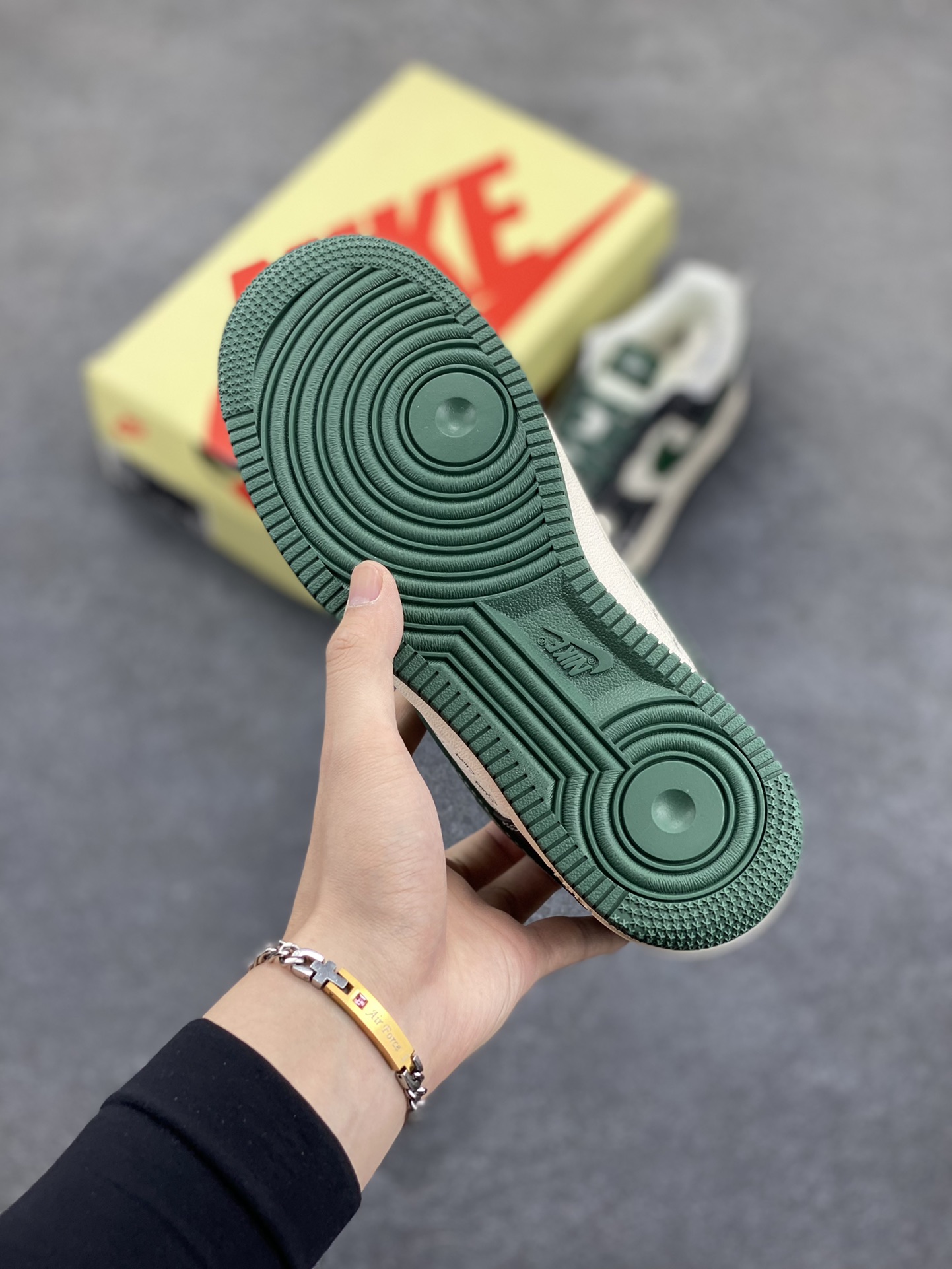 图片[5]-NIke Air Force 1 \’07 Low “斯图西联名——黑绿勾英文”空军一号 低帮 运动鞋 休闲鞋 折边针车 工艺难度大 原楦头原纸板 原装鞋盒 定制五金配件 内置全掌气垫 原厂鞋底 货号：XS1958-572 尺码：36 36.5 37.5 38 38.5 39 40 40.5 41 42 42.5 43 44 44.5 45-选品中心