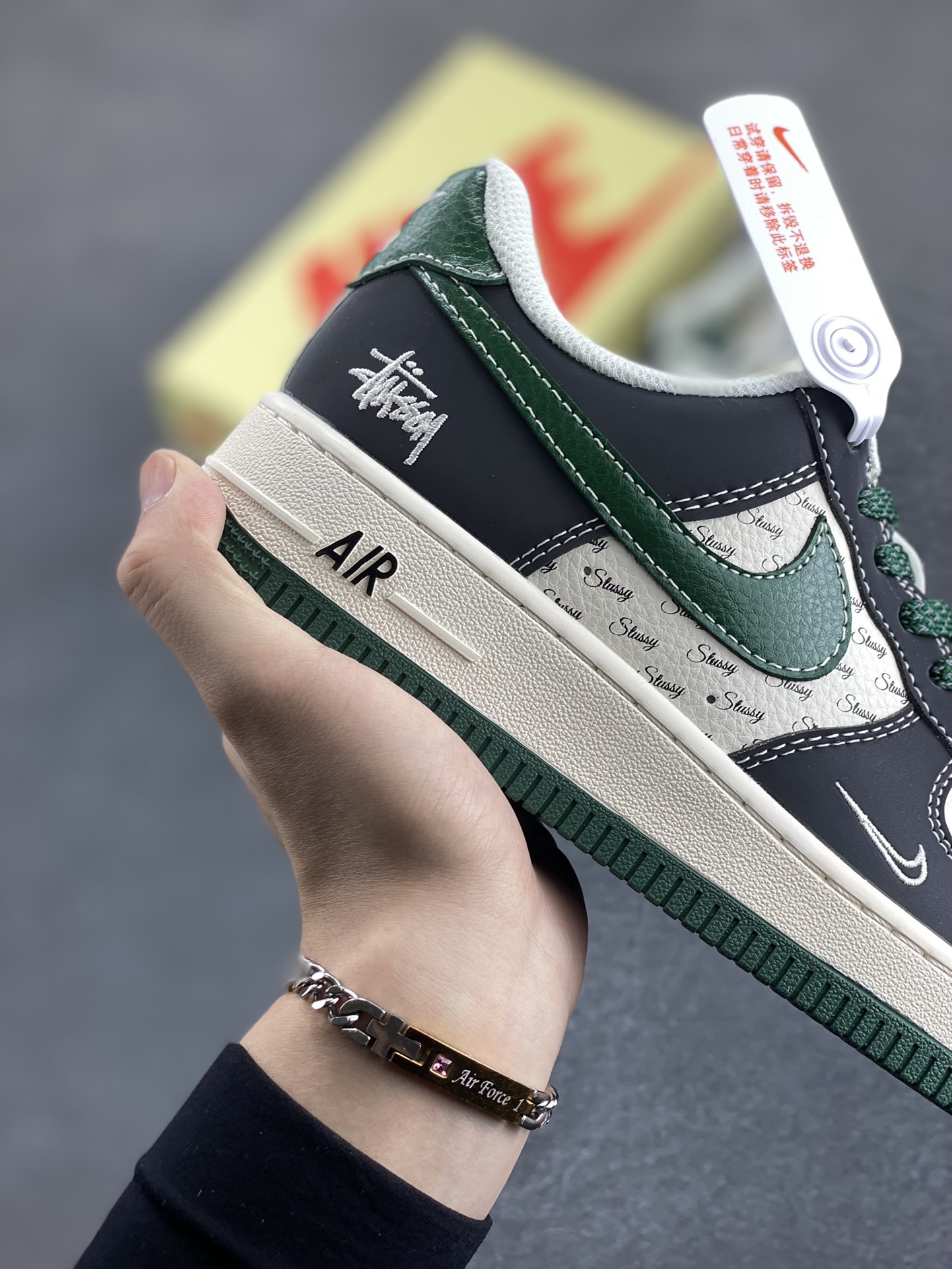 图片[6]-NIke Air Force 1 \’07 Low “斯图西联名——黑绿勾英文”空军一号 低帮 运动鞋 休闲鞋 折边针车 工艺难度大 原楦头原纸板 原装鞋盒 定制五金配件 内置全掌气垫 原厂鞋底 货号：XS1958-572 尺码：36 36.5 37.5 38 38.5 39 40 40.5 41 42 42.5 43 44 44.5 45-选品中心