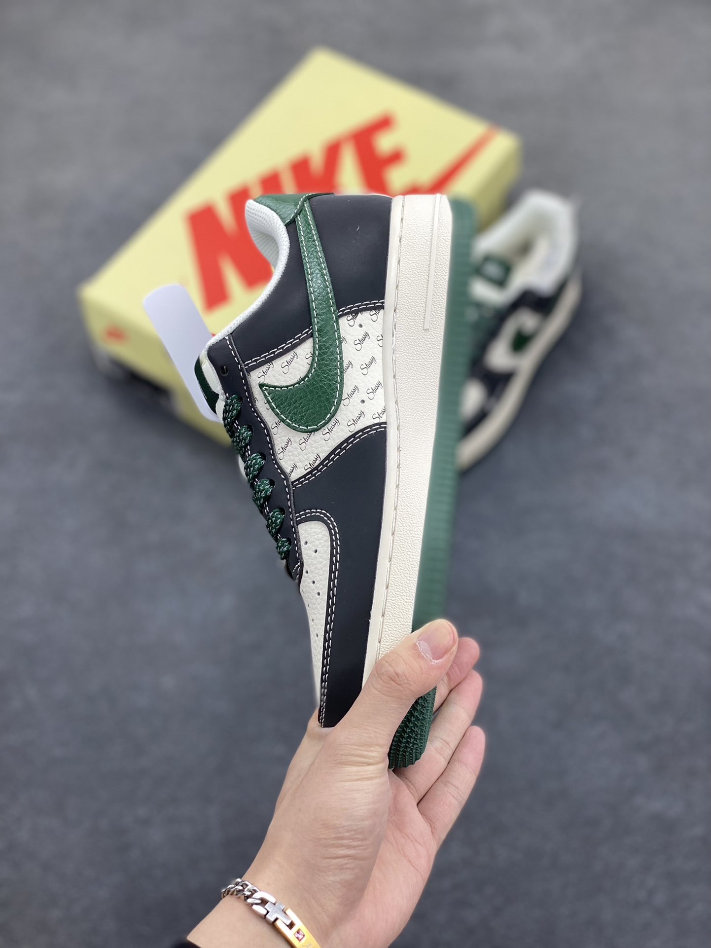 图片[3]-NIke Air Force 1 \’07 Low “斯图西联名——黑绿勾英文”空军一号 低帮 运动鞋 休闲鞋 折边针车 工艺难度大 原楦头原纸板 原装鞋盒 定制五金配件 内置全掌气垫 原厂鞋底 货号：XS1958-572 尺码：36 36.5 37.5 38 38.5 39 40 40.5 41 42 42.5 43 44 44.5 45-选品中心