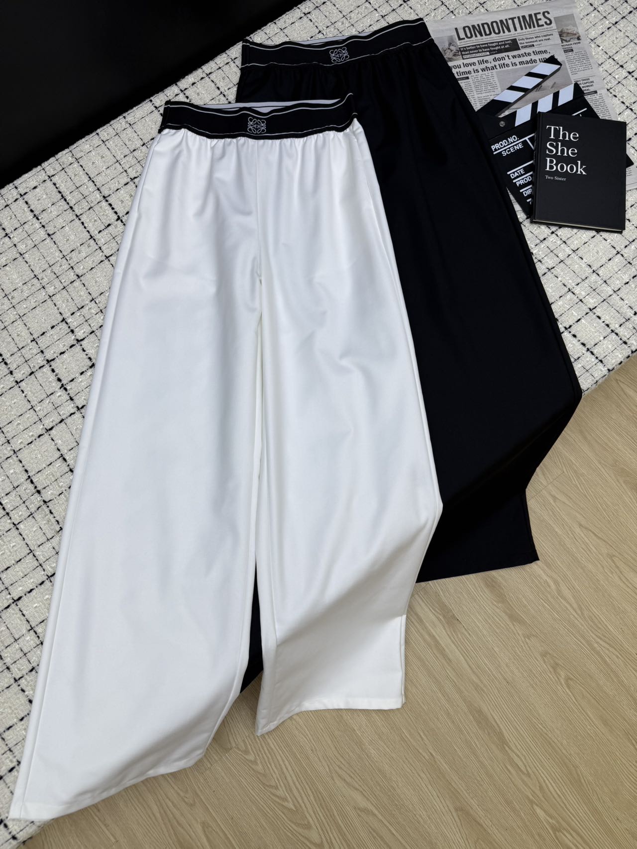 NO:459583,All-match trousers Loew*25ss Customized logo webbing waist design wide-leg trousers Whether it is matched with a casual T-shirt or shirt jacket, real name versatile, can be formal or casual, back logo embroidery details, wide-leg trousers, super meat-covering, two-color SMl,,loewe, jackets & coats,shirts,tees,t-shirt,alexander wang19860909百搭西裤 Loew*25ss 定制logo织带腰头设计阔腿西裤 不管是搭配休闲T恤或者衬衫外套都OK 实名百搭 可正式可休闲 后背logo刺绣细节 阔腿裤型 超级遮肉 两色SMl,,loewe,jackets & coats,shirts,tees，t-shirt,alexander wang,Women's clothing
