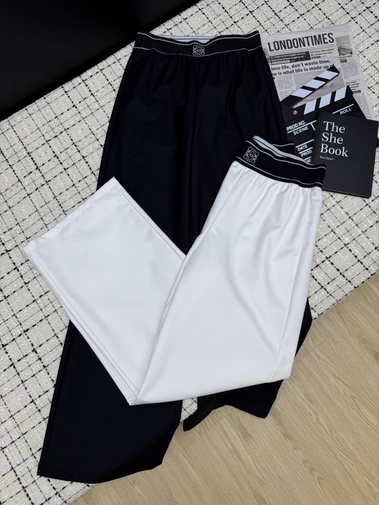 NO:459621,All-match trousers Loew*25ss Customized logo webbing waist design wide-leg trousers Whether it is matched with a casual T-shirt or shirt jacket, real name versatile, can be formal or casual, back logo embroidery details, wide-leg trousers, super meat-covering, two-color SMl,,loewe, jackets & coats,shirts,tees,t-shirt,alexander wang19860909百搭西裤 Loew*25ss 定制logo织带腰头设计阔腿西裤 不管是搭配休闲T恤或者衬衫外套都OK 实名百搭 可正式可休闲 后背logo刺绣细节 阔腿裤型 超级遮肉 两色SMl,,loewe,jackets & coats,shirts,tees，t-shirt,alexander wang,Women's clothing
