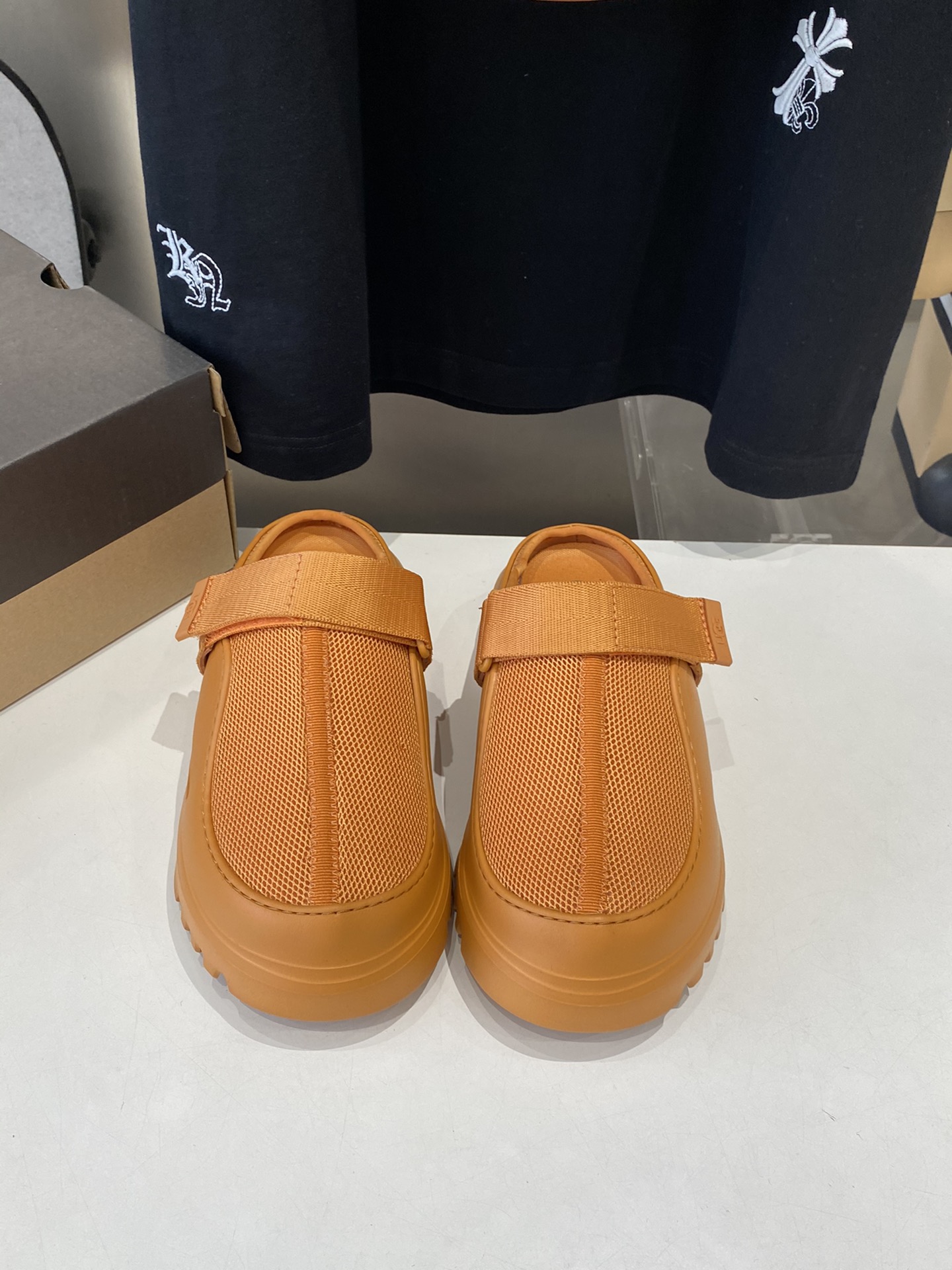 NO:404315,Men's size plus 50 UGG2025ss official website latest, the dazzling gold half-pack thick-soled slippers launched by Hanni is so cute, it is very light and easy to wear, and it has a sweetness that exceeds the standard girlish feeling when paired with socks. Dopamine color, Velcro design, more fitting the instep, full of vitality, really dusty super girl~ at a glance, original material of the upper, original sole, soft and comfortable feet, versatile, becomes big and long legs in seconds, summer essential items Size 35-40 Male 40-45 (Female 40 Male 45 Customized), slippers, slippers, socks19860909男码加50 UGG2025ss官网最新,推出的炫金款半包厚底拖鞋 hanni同款厚底太爱了,又特别轻便好穿,搭配袜子有种甜度超标少女感 多巴胺色系,魔术贴设计,更贴合脚背,活力感拉满,真嘟超级少女～一眼沦陷,鞋面原版材质,原版大底,脚感软糯舒适,百搭,秒变大长腿,夏日必备单品 码数女35-40 男40-45（女40 男45订做）,拖鞋,slippers,socks,Women's Shoes
