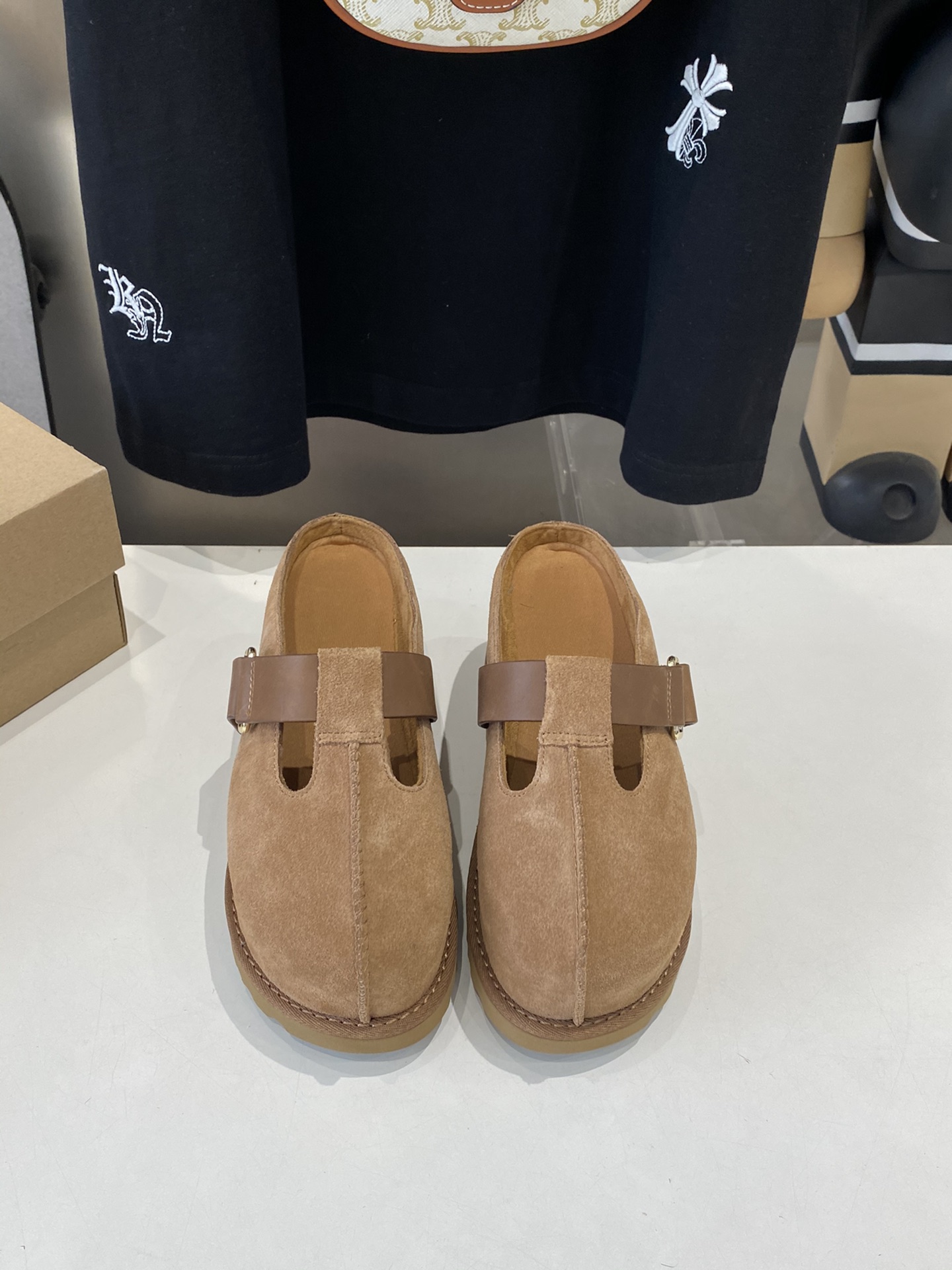 NO:404308,UGG spring new style, Venus Kroger shoes (thick sole) NEW, huge comfortable and beautiful, the sole is 7 cm thick, it is necessary for small girls to have upper Velcro closure insoles to odorproof EVA insole Sugarcane EVA outsole, sugarcane EVA midsole that can be recycled and extracted from materials, all high-end feel, essential items Size 35.36.37.38.39.40., semi-torque, chrome hearts19860909UGG春款新款,金星克罗格鞋(厚底款) NEW 巨舒服巨好看 鞋底7厘米厚度增高,小个子女生必备鞋面魔术贴封扣鞋垫防臭 EVA内底 甘蔗EVA外底,可循环利用材料提取的甘蔗EVA中底,高级感全部拿捏, 必备单品 尺码35.36.37.38.39.40.,半拖,chrome hearts,Women's Shoes