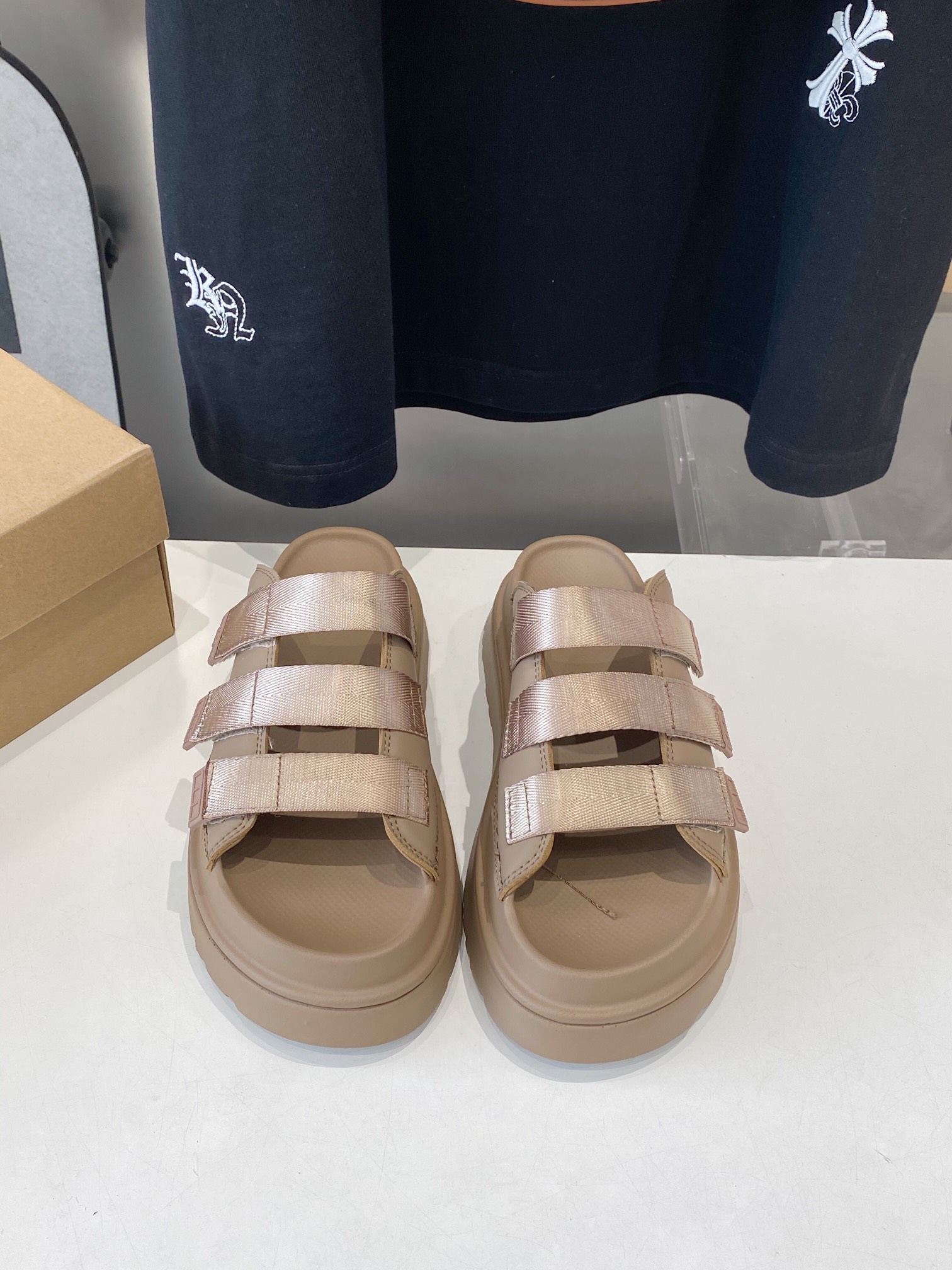 NO:404341,UGG~25vs spring and summer hot spring and summer sponge cake thick-soled sandal series... [Sponge cake thick-soled sandals] The main feature is a casual style, simple and generous, yet elegant, dopamine sandals!  Exclusive romance of summer!  !  Fabric: Original custom cowhide Velcro Inner: Original custom sheepskin Finger pad: Original custom EVA Outsole: Original mold foamed sole (4cm) Size: 35-39 (40 customization without return and exchange) Packaging: Original full set of packaging Color: Official website synchronized 5 colors, slippers, sandals, slippers, cowhide, sheepskin19860909UGG~25vs春夏爆款松糕厚底凉鞋系列……【松糕厚底凉拖】 主打一个随心索性 简单大方不失优雅 多巴胺凉拖！夏天的专属浪漫！！ 面料:原版定制牛皮魔术贴 内里:原版定制羊皮 垫脚:原版定制EVA 大底:原版开模发泡大底（4cm） 码数:35-39（40定制不退换） 包装:原版全套包装 颜色:官网同步5色出,拖鞋,sandals,slippers,cowhide,sheepskin,Women's Shoes