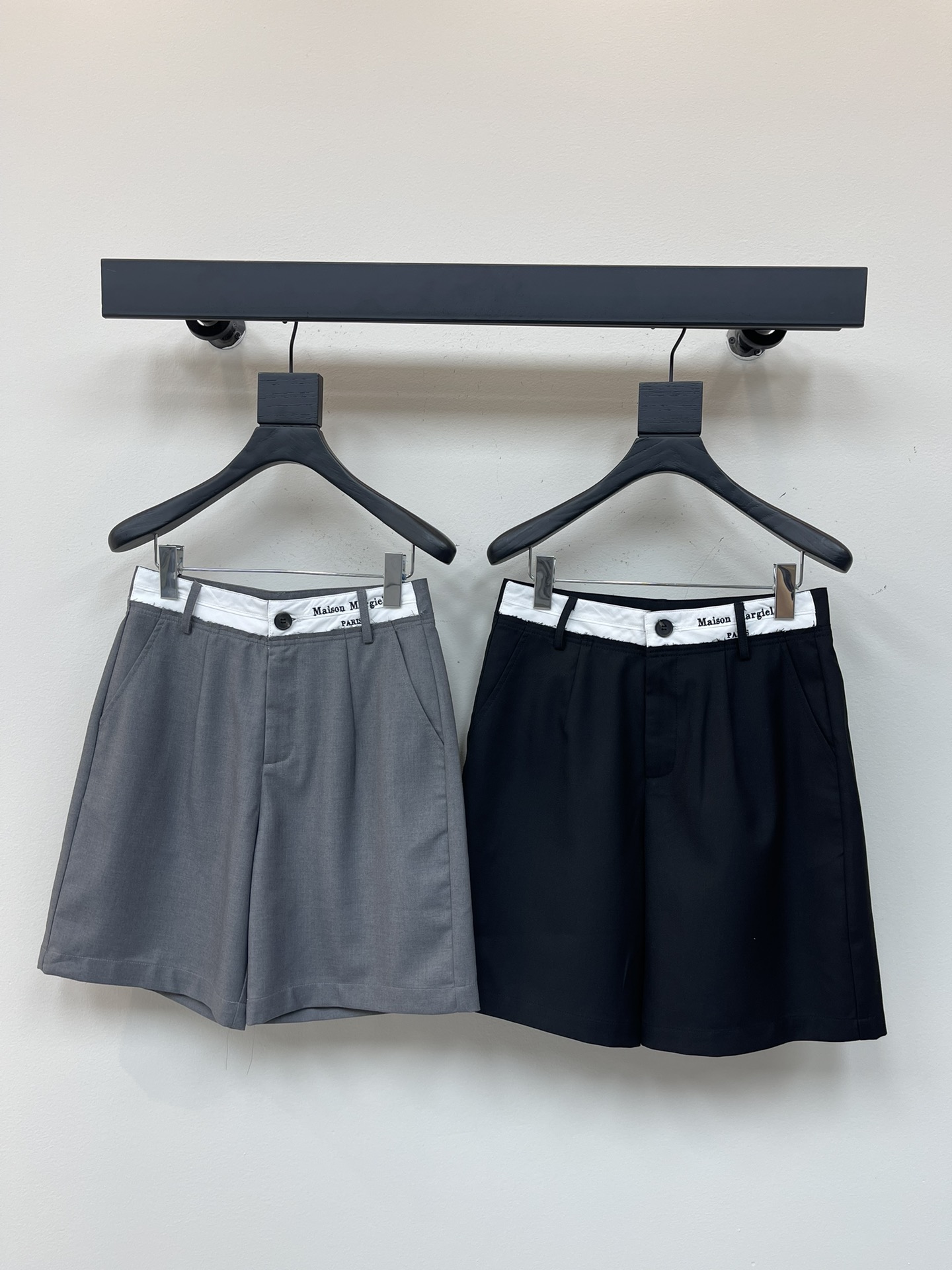 NO:334123,Bermuda mid-sized pants for fashionable wardrobes MM6* classic contrasting letters scheming waist-head five-point pants. Simple but not without fashion sense. The high-waist design not only makes you look slim, but also lengthens the leg lines, making your figure more elegant and upright. When paired with different tops, you can create different sparks. Successful, calm, cool, interpret different styles from multiple angles. Eternal classics are absolutely not to be missed. A clean and neat aura is easy to use. Extremely practical wear and full comfort scores. SML,,masion margiela,alexander wang19860909时髦精们衣橱必备的一条百慕大中裤 MM6*经典撞色字母心机腰头五分裤 简洁而又不失时尚感 高腰设计不仅显瘦,还能拉长腿部线条,让身姿更加优雅挺拔 搭配不同上装 都能碰撞出不一样的火花 干练 沉稳 酷飒 多角度诠释不同风格 永恒经典是绝对不可错过的 干脆利落的气场信手拈来 实穿度极高 舒适度满分 SML,,masion margiela,alexander wang,Women's clothing