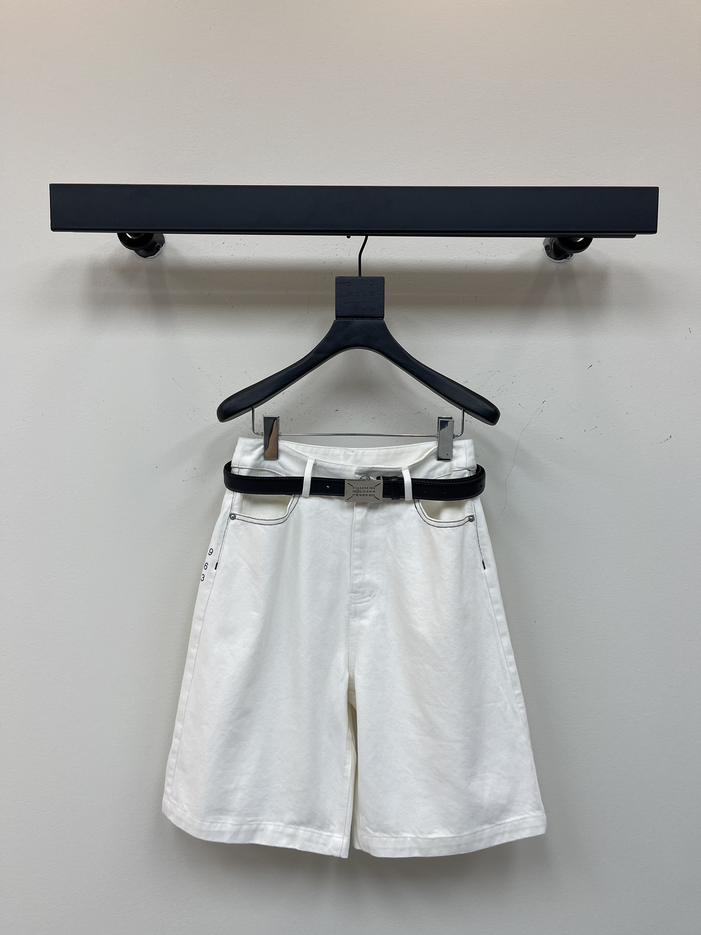 NO:334106,MM6* classic belted five-point white jeans. You must arrange a pair of mid-pants in summer. It is very casual and can be used to protect the flesh and make you look slim. It is effortless to make people fashionable. Whether you wear a loose T or a slim T, it is super casual and retro. SML,,masion margiela,jeans,alexander wang19860909MM6*经典配腰带五分白色牛仔裤 夏天必须得安排一条中裤 休闲范儿十足,大多数都能驾驭,遮肉显瘦 毫不费力让人时髦起来的单品 不管搭宽松T还是修身T都超 随性又复古 SML,,masion margiela,jeans,alexander wang,Women's clothing