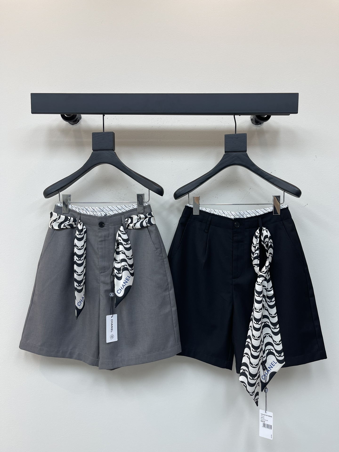 NO:334097,A pair of Bermuda mid-sized pants for fashionable wardrobes MM6* ribbon decorative five-point pants (removable scarf) is simple but not without fashion sense. The high-waist design not only makes you look slim, but also lengthens the lines of your legs, making your figure more elegant and upright. It can create different sparks with different tops. Successful, calm, cool, interpret different styles from multiple angles. Eternal classics are absolutely not to be missed. A clean and neat aura is easy to use. Extremely practical wear and full comfort scores. SML,,masion margiela,alexander wang19860909时髦精们衣橱必备的一条百慕大中裤 MM6*丝带装饰五分裤（可拆丝巾） 简洁而又不失时尚感 高腰设计不仅显瘦,还能拉长腿部线条,让身姿更加优雅挺拔 搭配不同上装 都能碰撞出不一样的火花 干练 沉稳 酷飒 多角度诠释不同风格 永恒经典是绝对不可错过的 干脆利落的气场信手拈来 实穿度极高 舒适度满分 SML,,masion margiela,alexander wang,Women's clothing