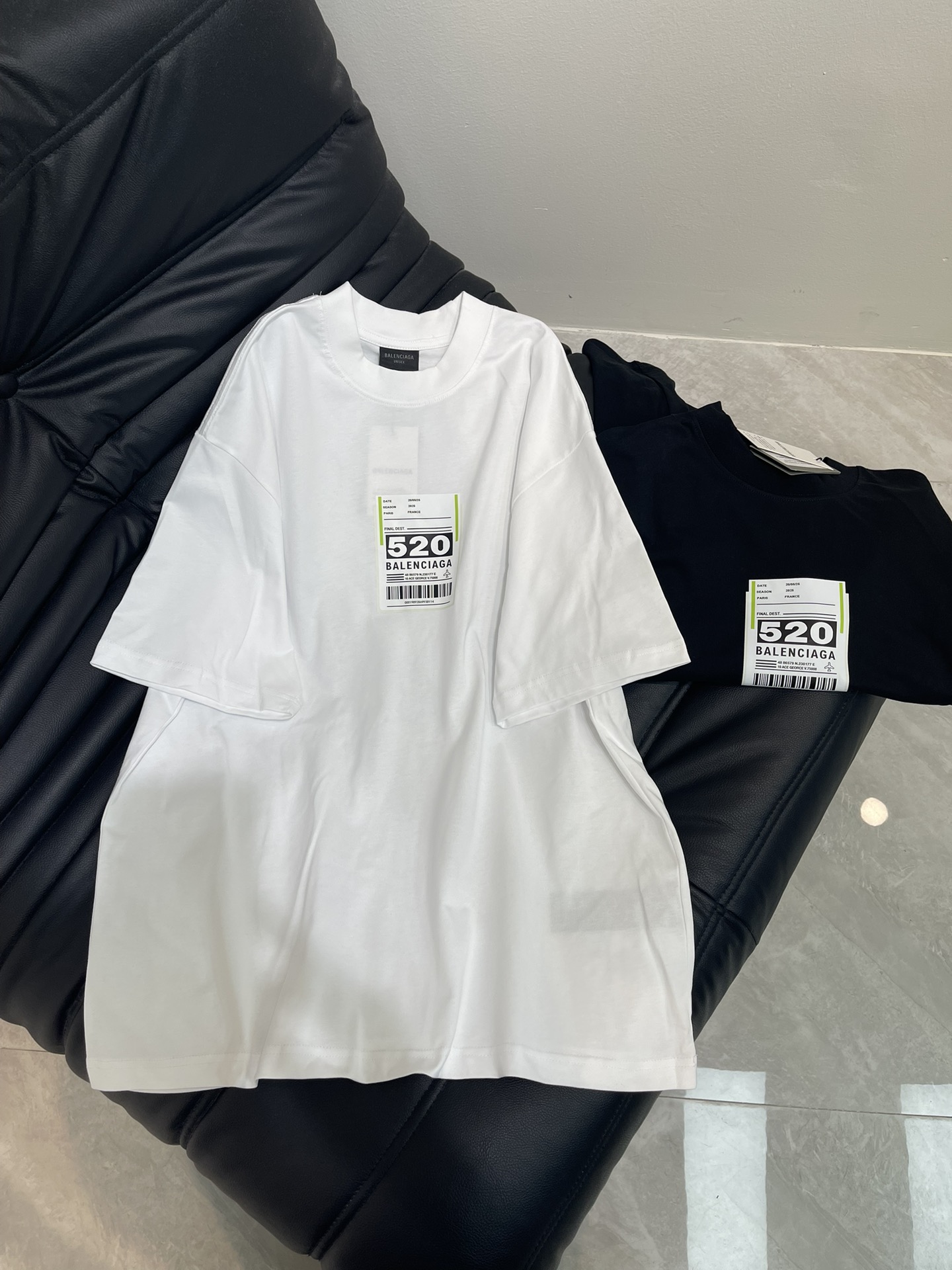 NO:695947,BALENCI*GA/Paris 26 new style. 520 limited print short-sleeved T-shirt. Brick cabinet synchronization. The fabric is made of Paris ZP custom-woven and dyed cotton double yarn. The weight is 260 grams, and the cloth surface is clean. The cloth pattern is clear, soft and comfortable. The thread is dyed with no color difference. The printing uses environmentally friendly imported materials. The letters are clear and the effect is three-dimensional. The version adopts OS loose shoulder design. Same style for men and women. Color: black. White Size XS-L  A,,balenciaga,T-shirt,tees,t-shirt,19860909BALENCI*GA/巴黎26新款.520限定印花短袖T恤.砖柜同步.面料采用巴黎ZP定织定染全棉双纱.克重260克,布面干净.布纹清晰,柔软舒适.螺纹釆用定染无色差.印花采用环保进口材料.字母清晰,效果立体.版型釆用OS宽松落肩版型. 男女同款. 颜色:黑色.白色 尺码XS-L A,,balenciaga,T-shirt,tees，t-shirt,,Women's clothing