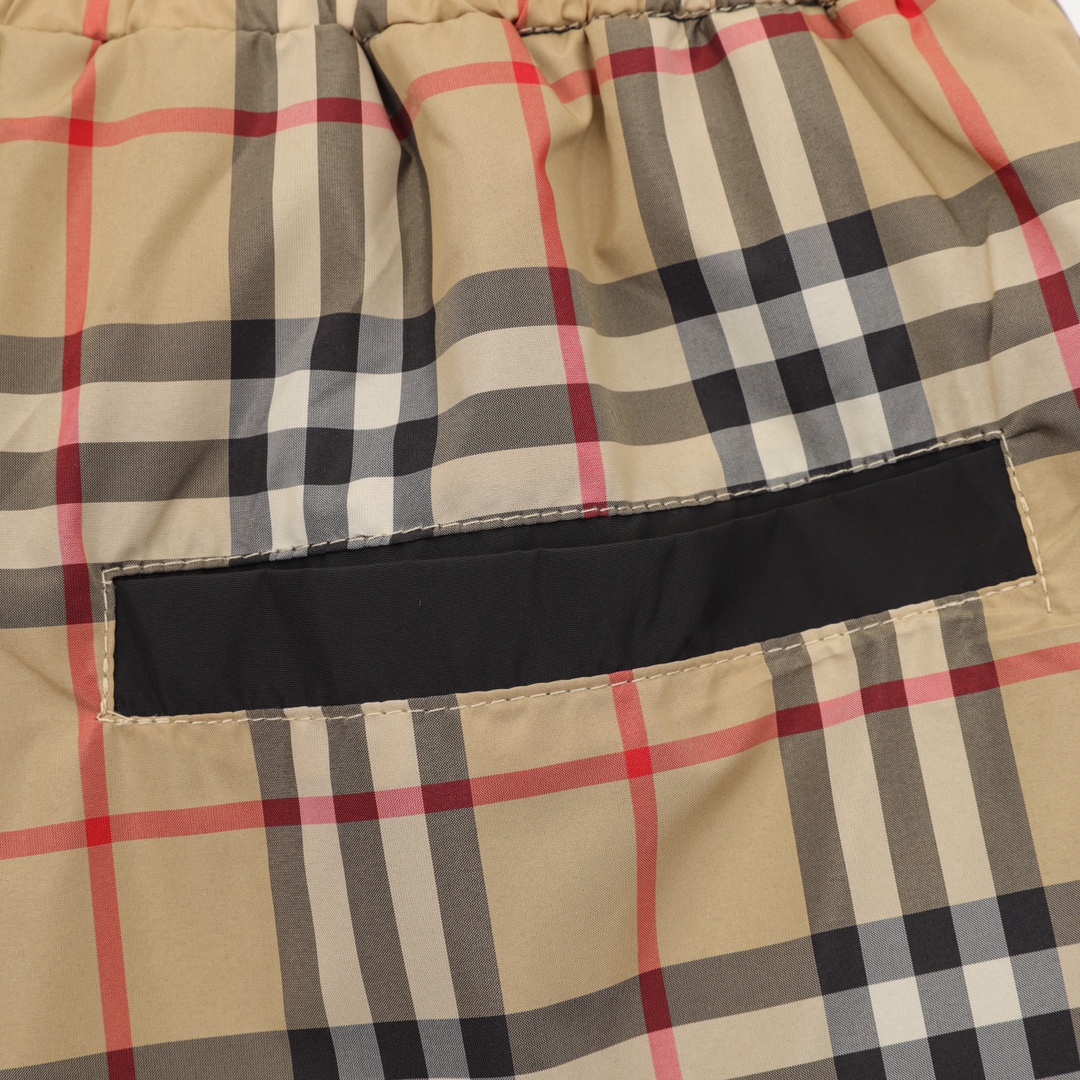 💰130
BURBERRY/巴宝莉 格纹印花徽标双面穿短裤
Size：XS-L