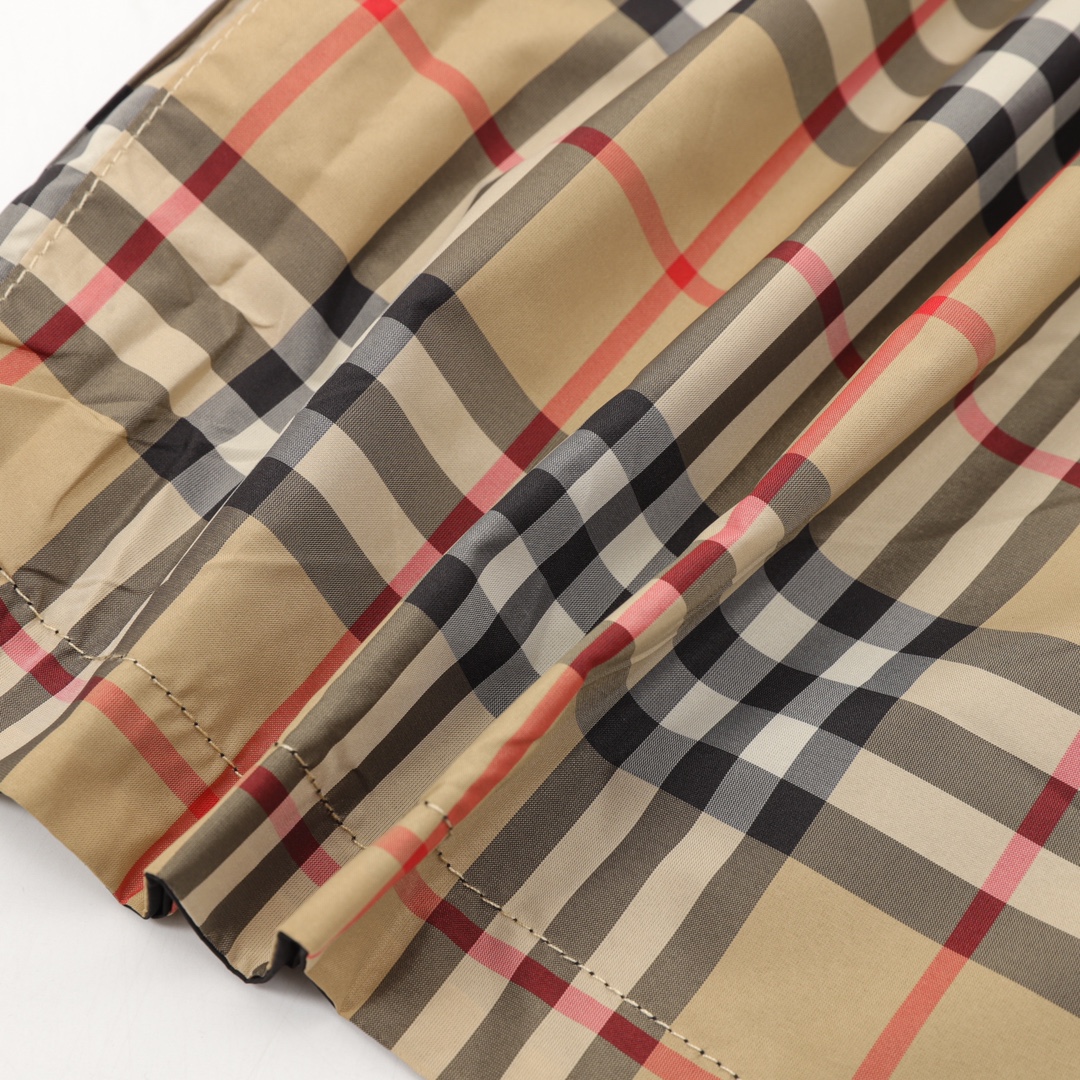 💰130
BURBERRY/巴宝莉 格纹印花徽标双面穿短裤
Size：XS-L