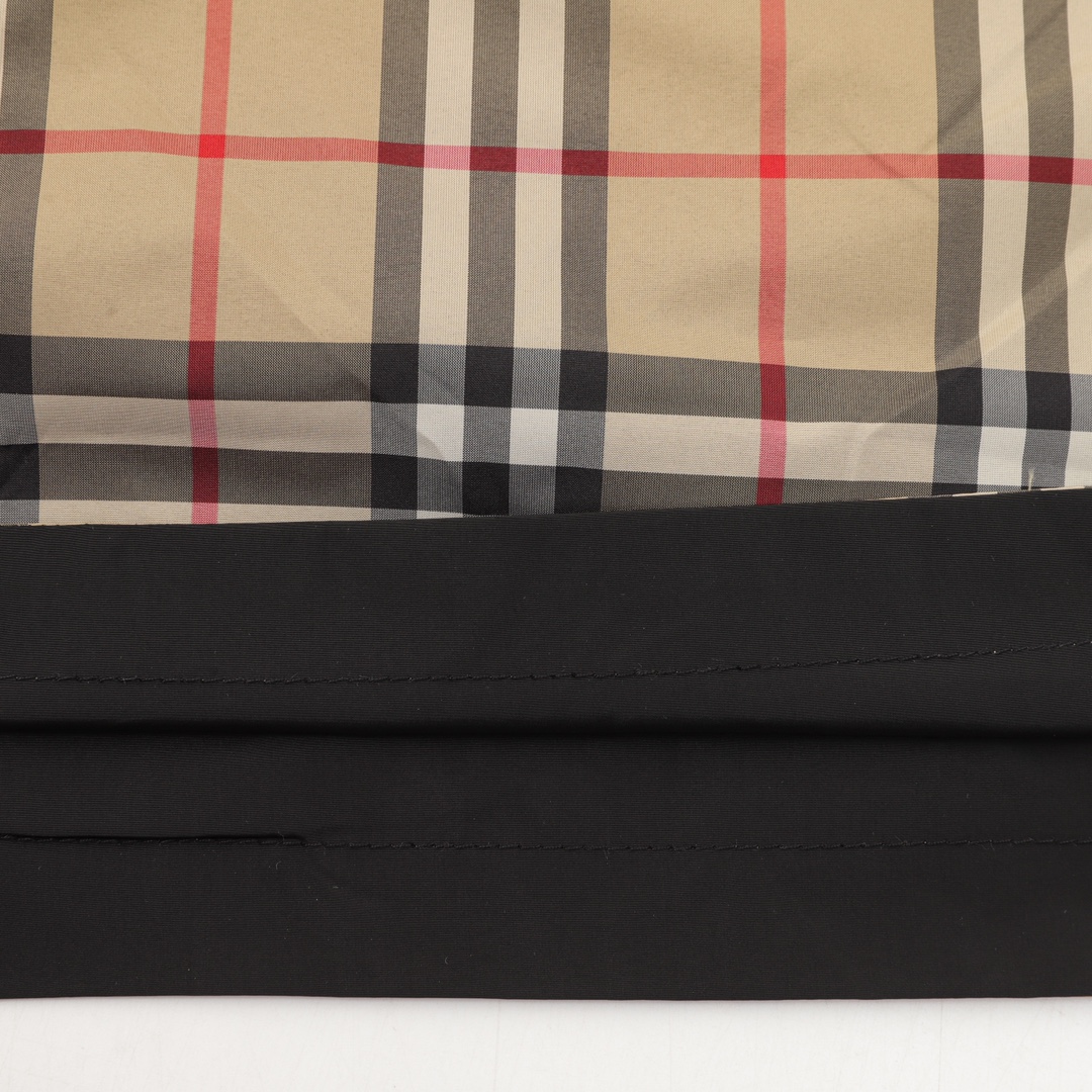 💰130
BURBERRY/巴宝莉 格纹印花徽标双面穿短裤
Size：XS-L