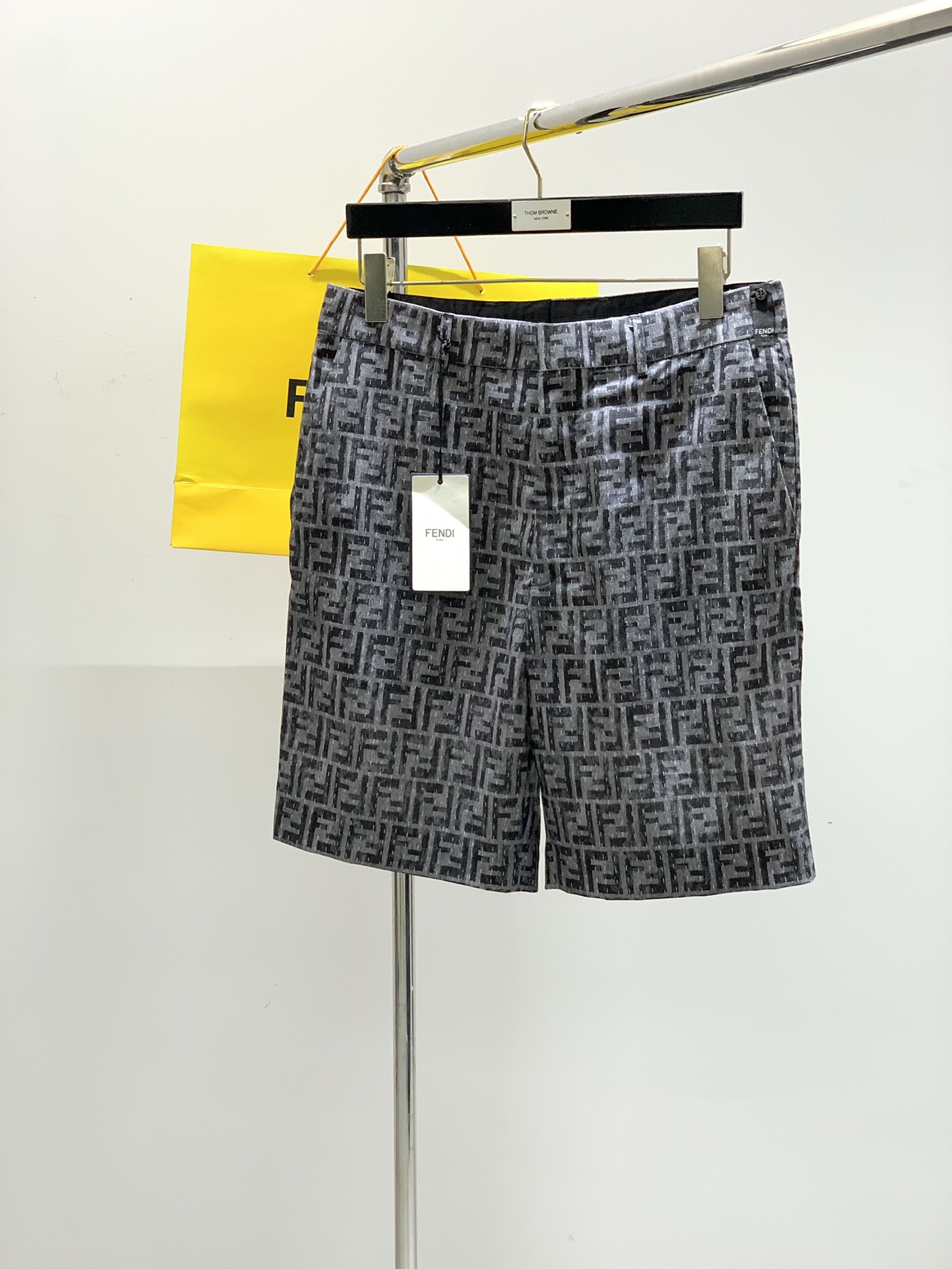 NO:151644,Clothes, shorts, FENDI, the latest summer products, available at the counter at the same time, original orders, casual suits, imported original fabrics, top-grade printed craft letter pattern logo, unique design, comfortable and breathable upper body, extremely high grade, handsome upper body, S-XL,,fendi,fendi, shorts, alexander wang19860909衣服,短裤,FENDI 芬迪,夏季最新品,专柜同步有售,原单狠货,休闲时套装,进口原版面料,顶级印花工艺字母图案logo,独特设计,上身舒适透气,档次极高,上身帅气十足,码数S-XL,,fendi,fendi,shorts,alexander wang,Men's clothing