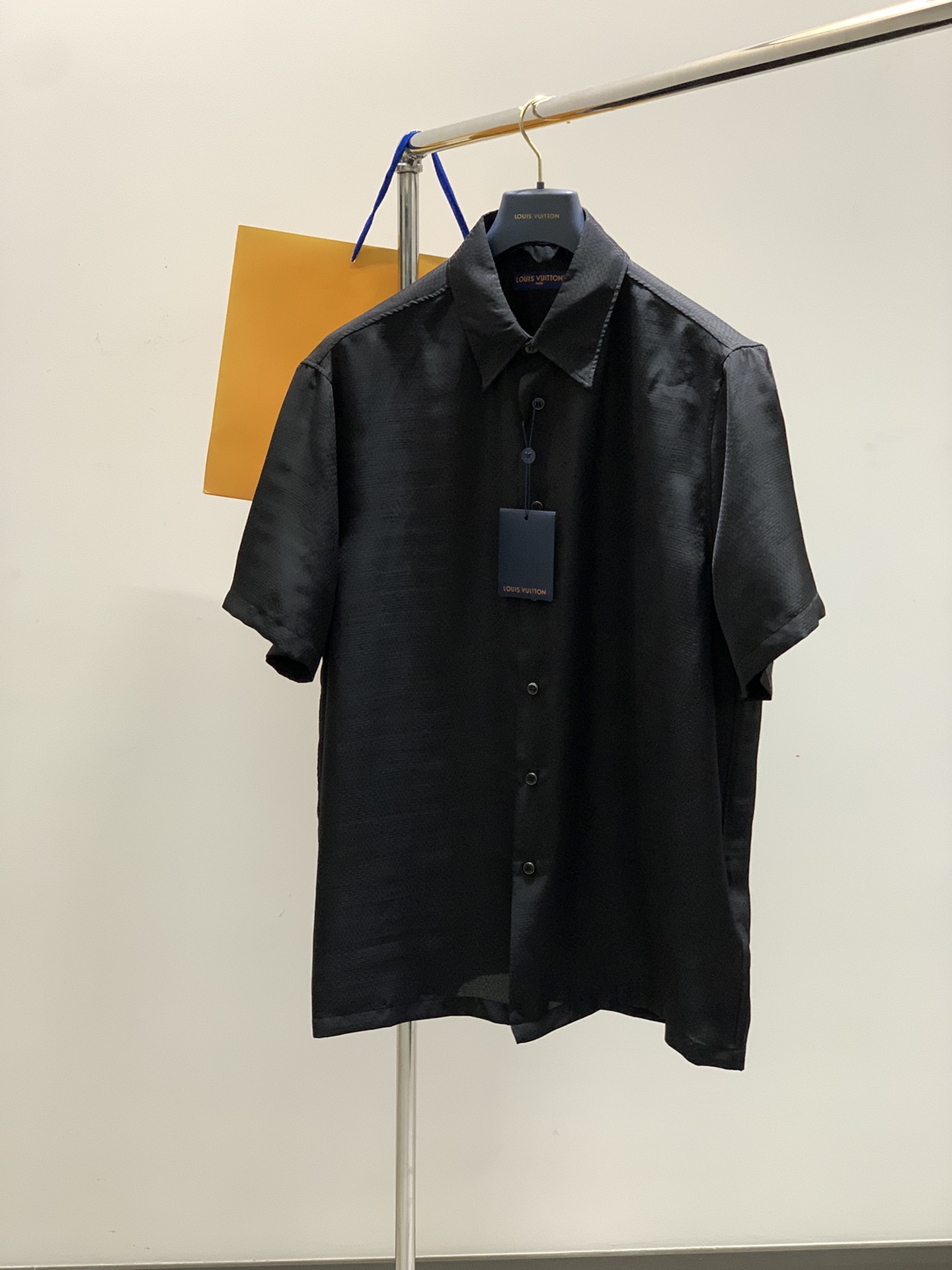 NO:151611,,LouisVuitton, the latest summer model, available at the counter at the same time, original singles, fashionable and casual short-sleeved shirt, very distinctive on the upper body!  Eye-catching and highlighted, imported original fabric, top-level jacquard craft letter pattern decorative logo, simple but not lacking in fashion, classic and atmospheric, comfortable and breathable, handsome and stylish on the upper body, 2 colors recommended, code number S-XL,, louis vuitton, louis vuitton,shirts,T-shirt,alexander wang19860909,LouisVuitton 路易威登,夏季最新款,专柜同步有售,原单狠货,时尚休闲短袖衬衫,上身很有特点！吸睛而有亮点,进口原版面料,顶级提花工艺字母图案装饰Logo,简单而不失时尚,经典大气,舒适透气,上身帅气有型,2色推荐,码数S-XL,,louis vuitton,louis vuitton,shirts,T-shirt,alexander wang,Men's clothing