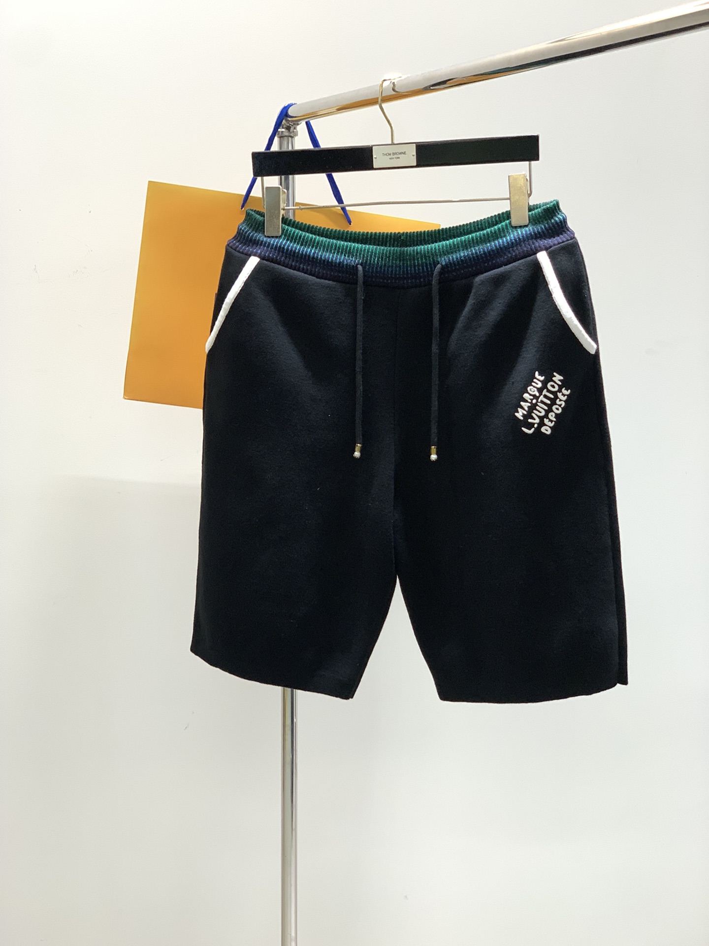 NO:151656,,LouisVuitton, the latest summer model, available at the counter at the same time, original single product, fashionable casual knitted shorts, very distinctive on the upper body!  Eye-catching and highlighted, imported original fabric, top-grade embroidery craft letter pattern decoration logo, original hardware and auxiliary decoration, simple but not lacking in fashion, classic and atmospheric, comfortable and breathable, handsome and stylish on the upper body, S-XL,, louis vuitton, louis vuitton, shorts, alexander wang19860909,LouisVuitton 路易威登,夏季最新款,专柜同步有售,原单狠货,时尚休闲针织短裤,上身很有特点！吸睛而有亮点,进口原版面料,顶级刺绣工艺字母图案装饰Logo,原版五金辅料装饰,简单而不失时尚,经典大气,舒适透气,上身帅气有型,码数S-XL,,louis vuitton,louis vuitton,shorts,alexander wang,Men's clothing