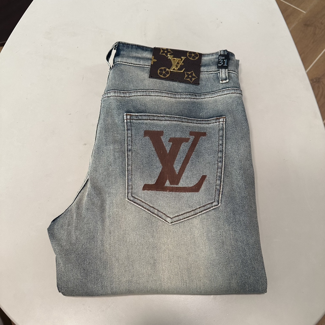 NO:162873,LV Louis Vuitton 2025 spring and summer new model is available in stock, original single hot jeans super customized model, original hardware, super heavy industry technology, excellent version, impeccable details!  The style is not picky, it is very high-end, and the good products are not waiting for everyone. Take a look at it and start quickly. Size 29-40, louis vuitton, louis vuitton, jeans, alexander wang19860909LV 路易威登 2025春夏新款现货上市,原单爆款牛仔裤超级定制款,原版五金,超级重工工艺,版型超赞细节做工无可挑剔！款式不挑人,特别高档,好货不等人,看中赶紧下手,尺码29-40,,louis vuitton,louis vuitton,jeans,alexander wang,Men's clothing