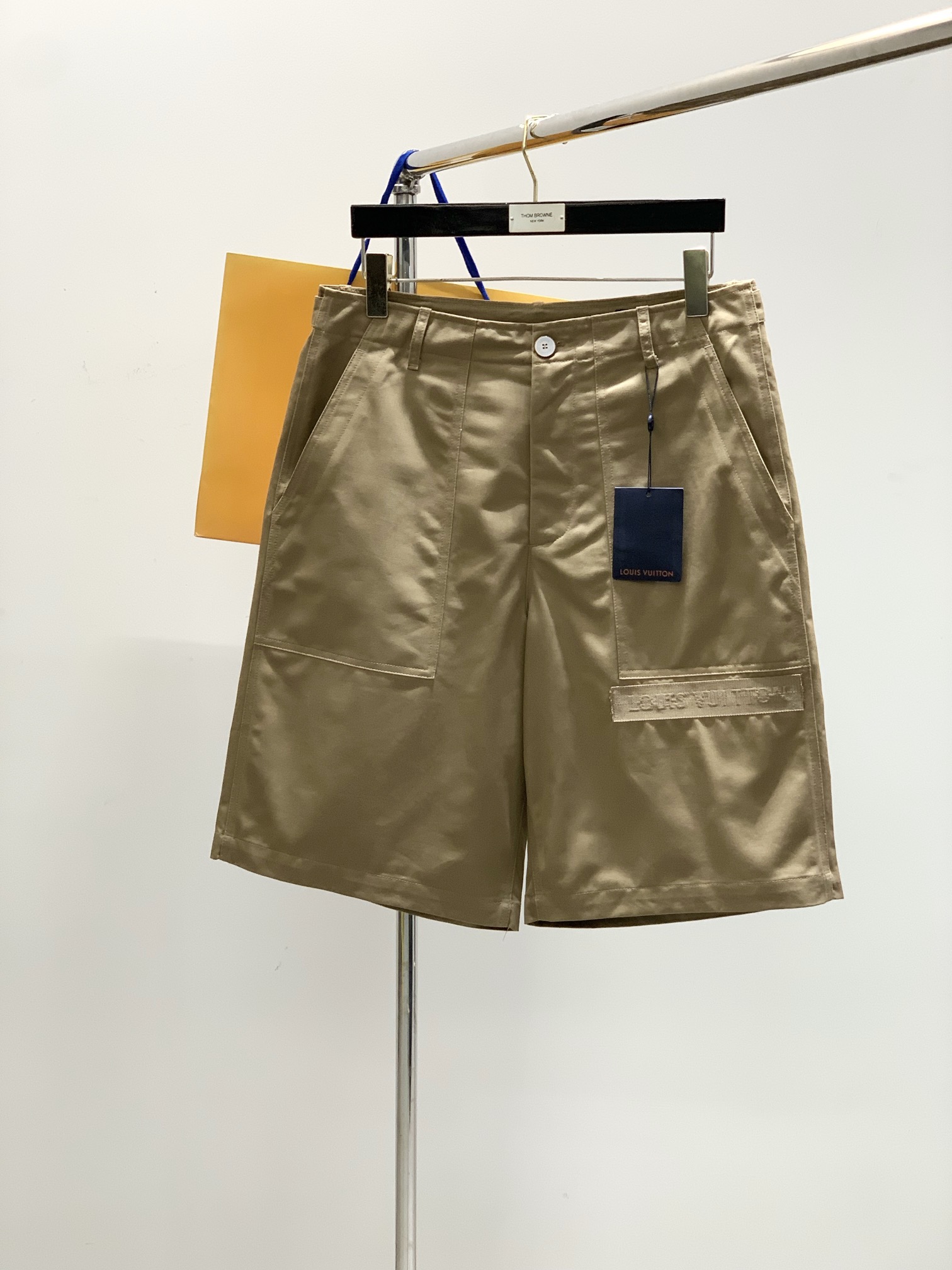 NO:151639,,LouisVuitton, the latest summer model, available at the counter at the same time, original singles, fashionable casual shorts, very distinctive on the upper body!  Eye-catching and highlighted, imported original fabric, top-level diamond-patterned letter pattern decorative logo, original hardware and auxiliary materials decoration, simple but not lacking in fashion, classic and atmospheric, comfortable and breathable, handsome and stylish on the upper body, S-XL,, louis vuitton, louis vuitton, shorts, alexander wang19860909,LouisVuitton 路易威登,夏季最新款,专柜同步有售,原单狠货,时尚休闲短裤,上身很有特点！吸睛而有亮点,进口原版面料,顶级贴钻工艺字母图案装饰Logo,原版五金辅料装饰,简单而不失时尚,经典大气,舒适透气,上身帅气有型,码数S-XL,,louis vuitton,louis vuitton,shorts,alexander wang,Men's clothing