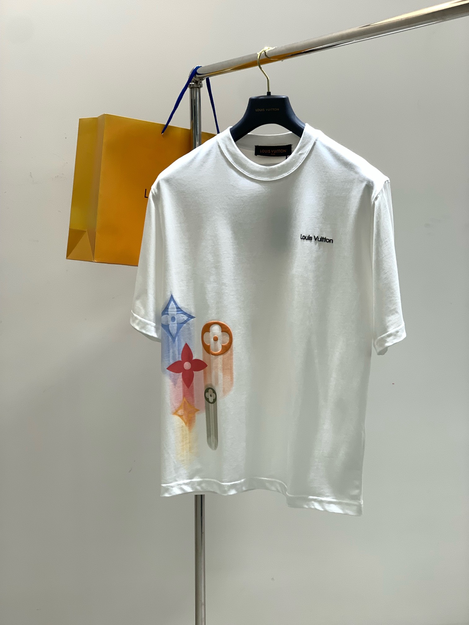 NO:151609,,LouisVuitton, the latest summer model, available at the counter at the same time, original singles, fashionable and casual round neck short-sleeved T-shirt, very distinctive on the upper body!  Eye-catching and highlighted, imported original fabric, top-level printing craft letter pattern decorative logo, simple but not lacking in fashion, classic and atmospheric, comfortable and breathable, handsome and stylish on the upper body, 2 colors recommended, code number S-2XL,, louis vuitton, louis vuitton, T-shirt,tees, t-shirt,alexander wang19860909,LouisVuitton 路易威登,夏季最新款,专柜同步有售,原单狠货,时尚休闲圆领短袖T恤,上身很有特点！吸睛而有亮点,进口原版面料,顶级印花工艺字母图案装饰Logo,简单而不失时尚,经典大气,舒适透气,上身帅气有型,2色推荐,码数S-2XL,,louis vuitton,louis vuitton,T-shirt,tees，t-shirt,alexander wang,Men's clothing