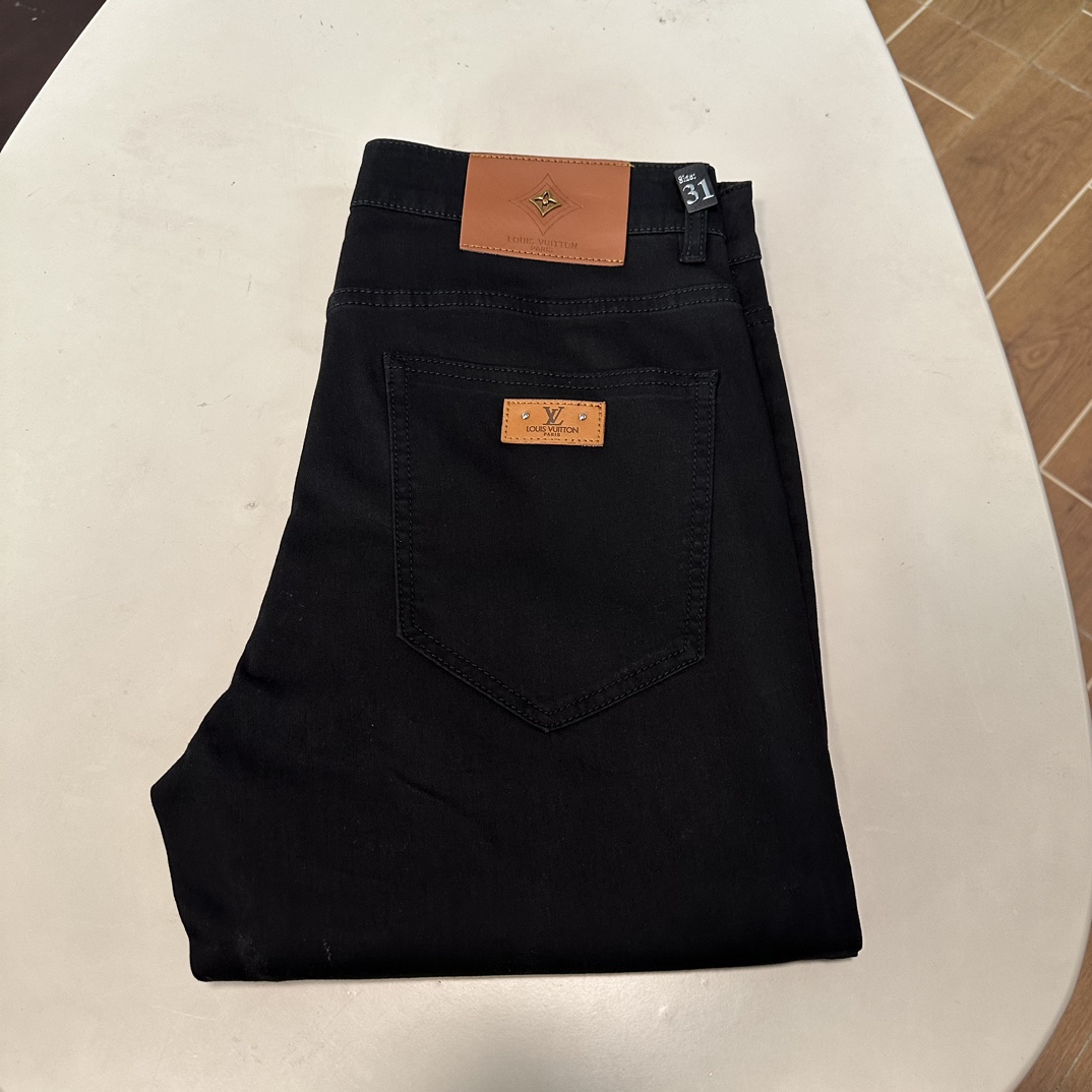 NO:162870,LV Louis Vuitton 2025 spring and summer new model is available in stock, original single hot jeans super customized model, original hardware, super heavy industry technology, excellent version, impeccable details!  The style is not picky, it is very high-end, and the good products are not waiting for everyone. Take a look at it and start quickly. Size 29-42, louis vuitton, louis vuitton, jeans, alexander wang19860909LV 路易威登 2025春夏新款现货上市,原单爆款牛仔裤超级定制款,原版五金,超级重工工艺,版型超赞细节做工无可挑剔！款式不挑人,特别高档,好货不等人,看中赶紧下手,尺码29-42,,louis vuitton,louis vuitton,jeans,alexander wang,Men's clothing