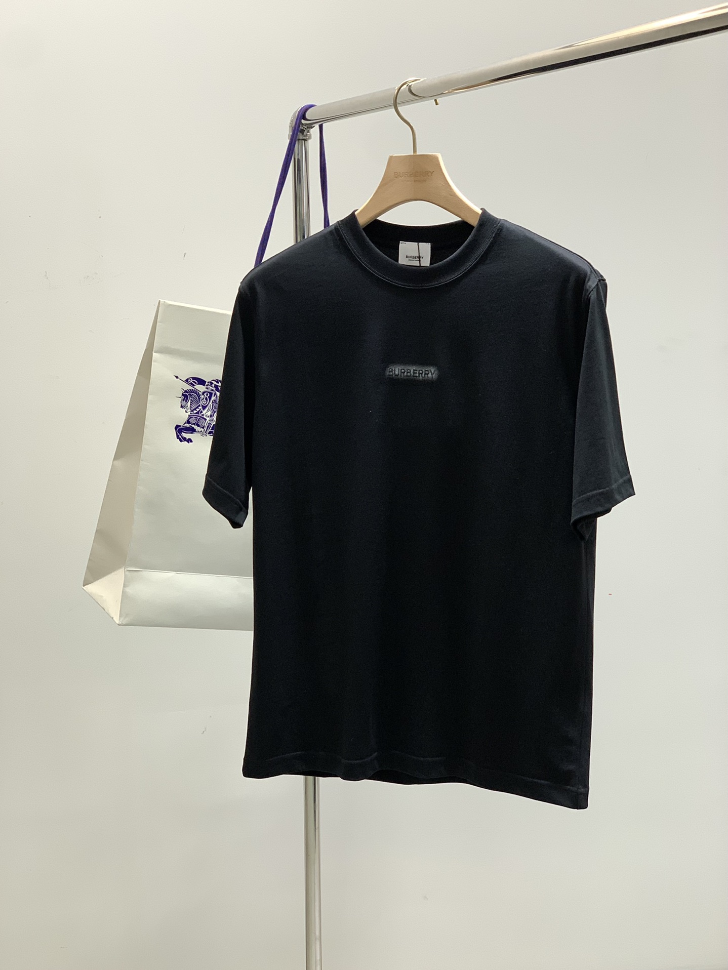 NO:151649,,Burberry Burberry, the latest summer products, available at the counter at the same time, original singles, fashionable and casual round neck short-sleeved T-shirt, imported original fabric, comfortable and breathable upper body, top-grade embroidery printing and printing craft letter pattern decoration logo, extremely high grade, comfortable and versatile, top-body handsome, 2 colors recommended, S-2XL, burberry, burberry, T-shirt, tees, t-shirt, alexander wang19860909,Burberry 巴宝莉,夏季最新品,专柜同步有售,原单狠货,时尚休闲圆领短袖T恤,进口原版面料,上身舒适透气,顶级刺绣印花印花工艺字母图案装饰logo,档次极高,舒适百搭,上身帅气十足,2色推荐,码数S-2XL,,burberry,burberry,T-shirt,tees，t-shirt,alexander wang,Men's clothing