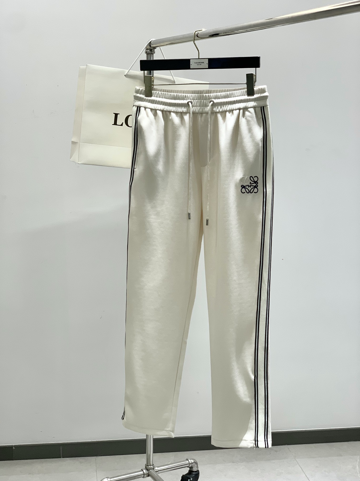 NO:154322,,Loewe Luo Yiwei, the latest spring style of 2025, fashionable casual pants, original single product, simple and comfortable, the style is not picky, using imported original fabric, excellent comfort, top-level embroidery craft letter pattern logo, original hardware and auxiliary decoration, extremely high grade, comfortable and versatile, 2 colors recommended, code number M-3XL,,loewe,loewe,alexander wang19860909,Loewe 罗意威,2025春季最新款,时尚休闲裤,原单狠货,简约舒适,版型不挑人,采用进口原版面料,舒适度极佳,顶级刺绣工艺字母图案logo,原版五金辅料装饰,档次极高,舒适百搭,2色推荐,码数M-3XL,,loewe,loewe,alexander wang,Men's clothing