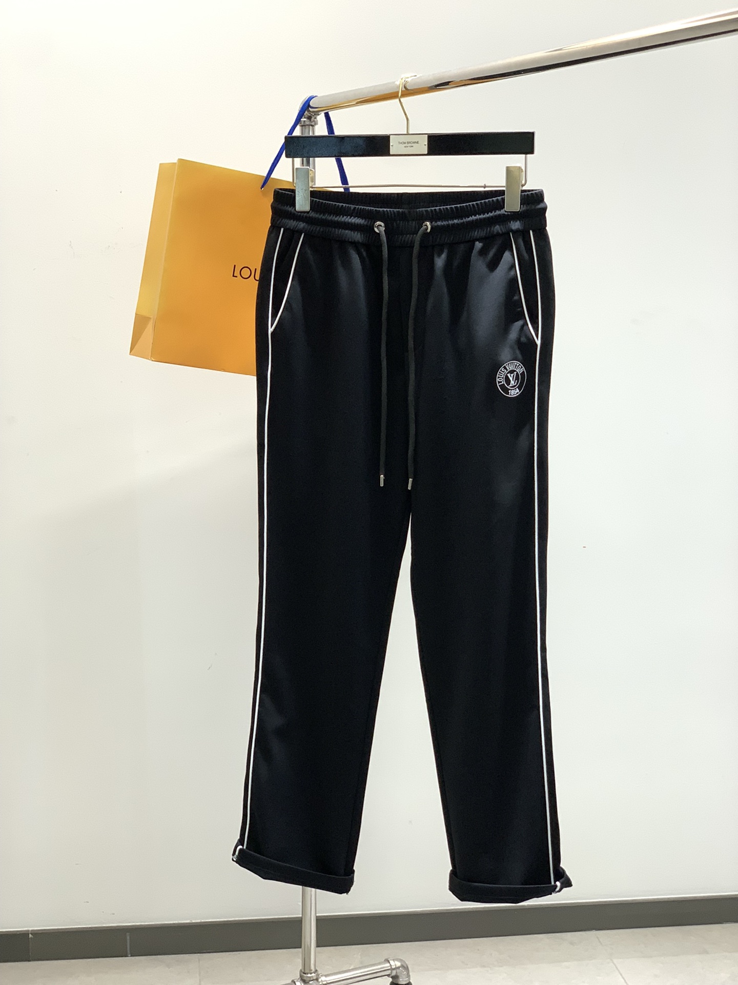 NO:151604,,LouisVuitton, the latest spring model, available at the counter at the same time, original singles, fashionable casual pants, very distinctive on the upper body!  Eye-catching and highlighted, imported original fabric, top-grade embroidery craft letter pattern decoration logo, original hardware and auxiliary materials decoration, simple but not lacking in fashion, classic and atmospheric, comfortable and breathable, handsome and stylish on the upper body, 2 colors recommended, code number M-3XL,, louis vuitton, louis vuitton, alexander wang19860909,LouisVuitton 路易威登,春季最新款,专柜同步有售,原单狠货,时尚休闲裤,上身很有特点！吸睛而有亮点,进口原版面料,顶级刺绣工艺字母图案装饰Logo,原版五金辅料装饰,简单而不失时尚,经典大气,舒适透气,上身帅气有型,2色推荐,码数M-3XL,,louis vuitton,louis vuitton,alexander wang,Men's clothing