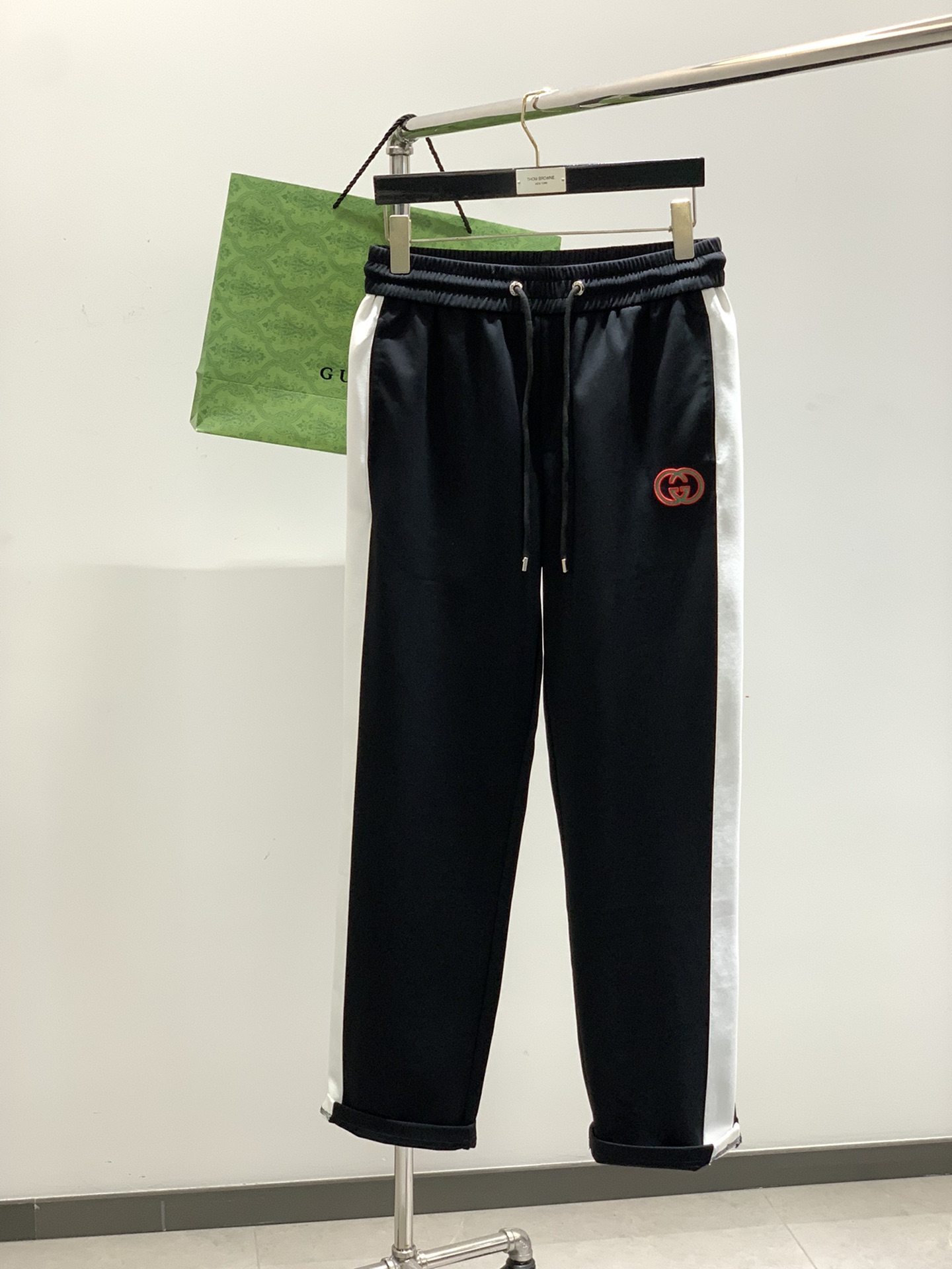 NO:151599,,GUCCI Gucci, the latest spring products, special counters are available at the same time, original singles, fashionable casual pants, imported original fabrics, comfortable and breathable, unique design style, top-grade embroidery craft letter pattern logo, original hardware and auxiliary decoration, extremely high grade, handsome and stylish upper body, 2 colors recommended, code number M-3XL,,gucci,gucci,alexander wang19860909,GUCCI 古驰,春季最新品,专柜同步有售,原单狠货,时尚休闲裤,进口原版面料,舒适透气,独特设计风格,顶级刺绣工艺字母图案logo,原版五金辅料装饰,档次极高,上身帅气有型,2色推荐,码数M-3XL,,gucci,gucci,alexander wang,Men's clothing