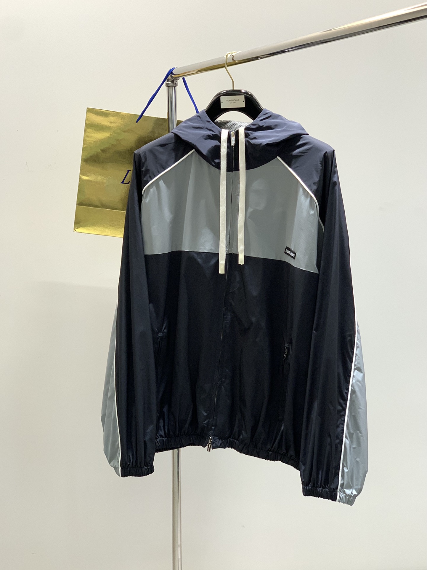 NO:151616,,miu miu spring latest products, special counters are available at the same time, original singles, fashionable and casual hooded jackets, imported original fabrics, comfortable and breathable upper body, top-grade embroidery craft letter pattern decoration logo, original hardware and auxiliary materials decoration, extremely high grade, comfortable and versatile, handsome upper body, 44, 46, 48, miumiu, jackets & coats, hats, alexander wang19860909,miu miu 春季最新品,专柜同步有售,原单狠货,时尚休闲连帽外套,进口原版面料,上身舒适透气,顶级刺绣工艺字母图案装饰logo,原版五金辅料装饰,档次极高,舒适百搭,上身帅气十足,码数44,46,48,,miumiu,jackets & coats,hats,alexander wang,Men's clothing