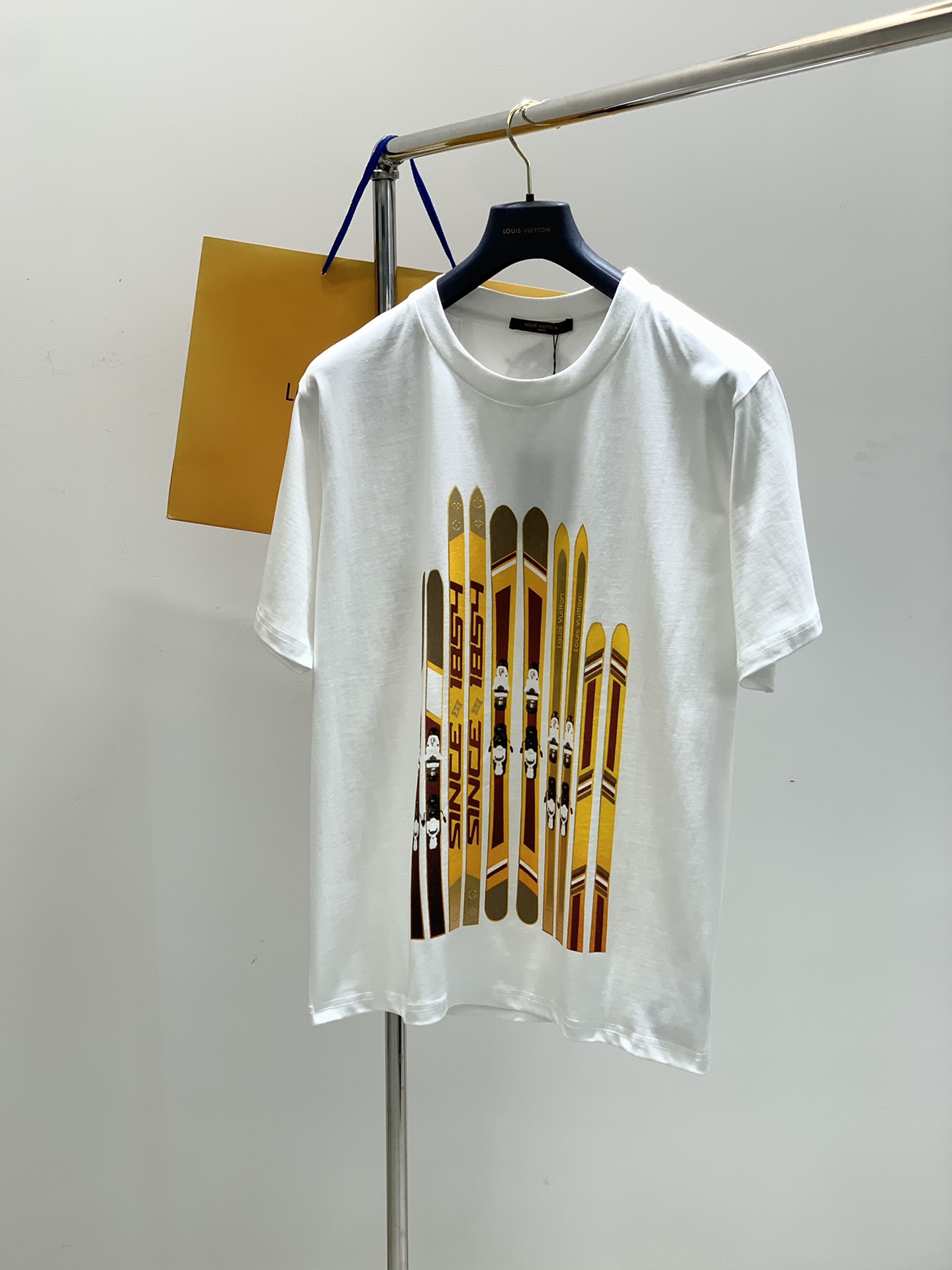 NO:151628,,LouisVuitton, the latest summer model, available at the counter at the same time, original singles, fashionable and casual round neck short-sleeved T-shirt, very distinctive on the upper body!  Eye-catching and highlighted, imported original fabric, top-level printing craft letter pattern decorative logo, simple but not lacking in fashion, classic and atmospheric, comfortable and breathable, handsome and stylish on the upper body, code number XS-L,, louis vuitton, louis vuitton, T-shirt,tees, t-shirt,alexander wang19860909,LouisVuitton 路易威登,夏季最新款,专柜同步有售,原单狠货,时尚休闲圆领短袖T恤,上身很有特点！吸睛而有亮点,进口原版面料,顶级印花工艺字母图案装饰Logo,简单而不失时尚,经典大气,舒适透气,上身帅气有型,码数XS-L,,louis vuitton,louis vuitton,T-shirt,tees，t-shirt,alexander wang,Men's clothing