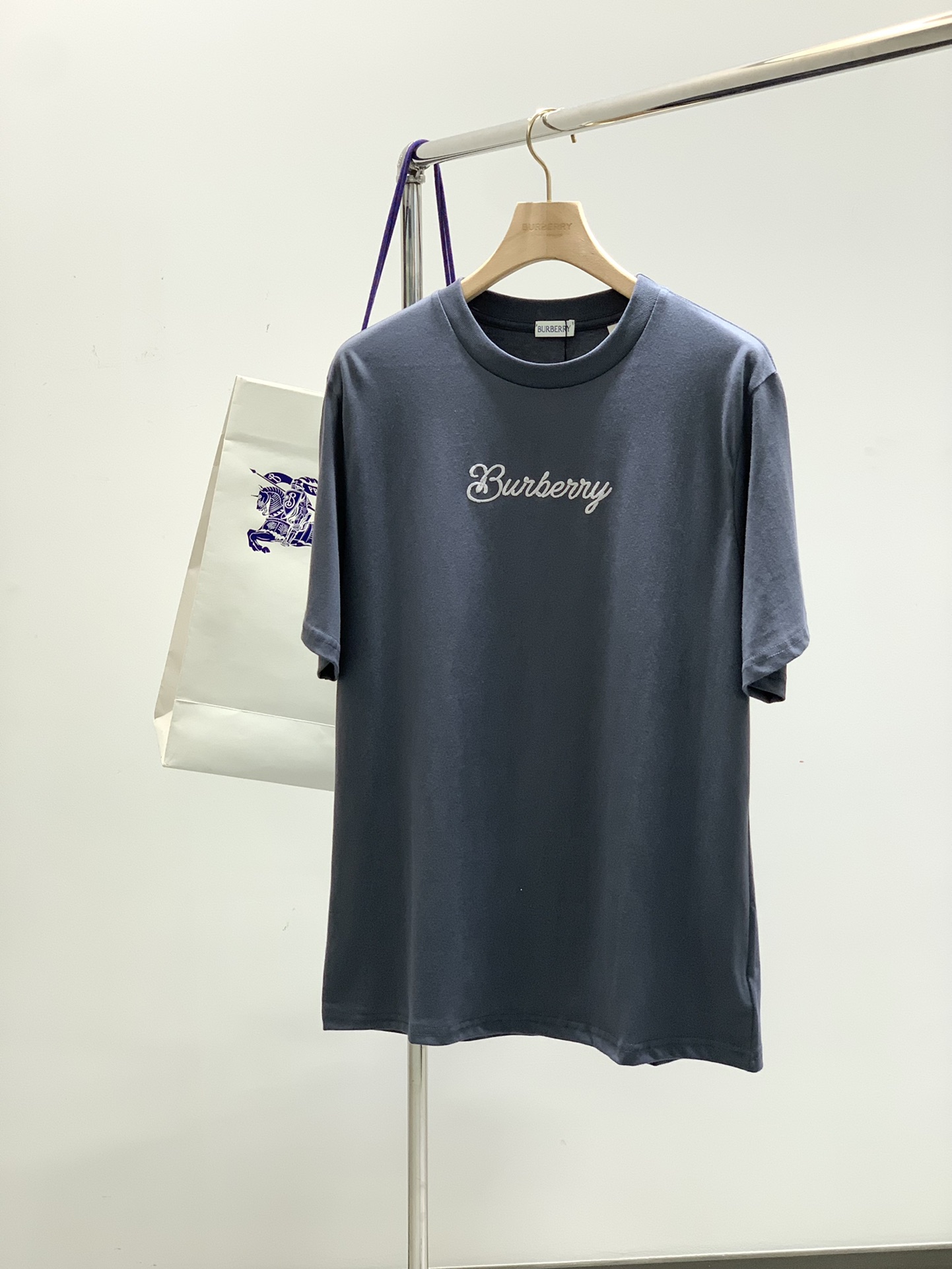 NO:151617,,Burberry Burberry, the latest summer products, available at the counter at the same time, original singles, fashionable and casual round neck short-sleeved T-shirt, imported original fabric, comfortable and breathable upper body, top printing craft letter pattern decoration logo, extremely high grade, comfortable and versatile, top body handsome, code number XS-L,,burberry,burberry,T-shirt,tees,t-shirt,alexander wang19860909,Burberry 巴宝莉,夏季最新品,专柜同步有售,原单狠货,时尚休闲圆领短袖T恤,进口原版面料,上身舒适透气,顶级印花工艺字母图案装饰logo,档次极高,舒适百搭,上身帅气十足,码数XS-L,,burberry,burberry,T-shirt,tees，t-shirt,alexander wang,Men's clothing