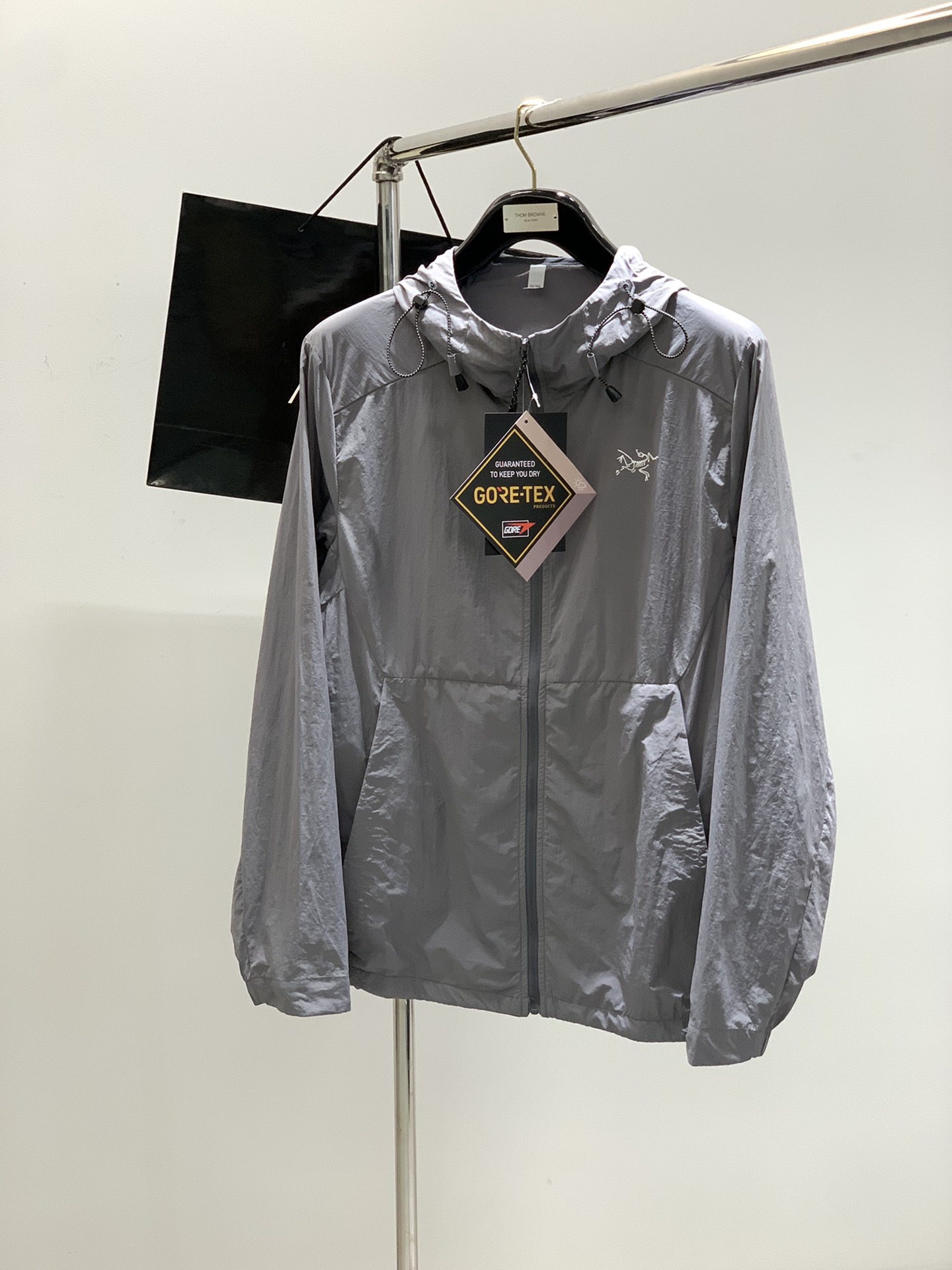 NO:413905,,ARCTERYX Archaeopteryx, 2025 spring AW new product, fashionable and casual hooded jacket, special counters are available at the same time, original singles, imported original fabrics, extremely complex craftsmanship, fairly elegant and fashionable visuals, noble and elegant, from main fabric to detailed craftsmanship, showing the ingenuity of fashion, 2 colors recommendation, code number M-3XL, arc'teryx, jackets & coats,hats,alexander wang19860909,ARCTERYX 始祖鸟,2025春季AW新品,时尚休闲连帽外套,专柜同步有售,原单狠货,进口原版面料,工艺极度复杂,视觉相当雅致时髦,高贵而优雅,从主体面料到细节工艺,彰显时装的匠心所在,2色推荐,码数M-3XL,arc'teryx,jackets & coats,hats,alexander wang,Men's clothing