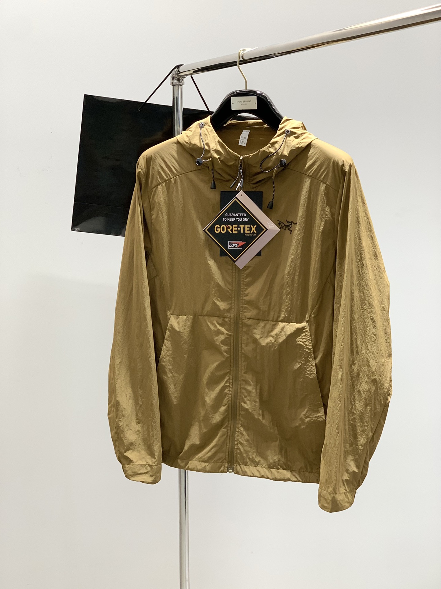 NO:154279,,ARCTERYX Archaeopteryx, 2025 spring AW new product, fashionable and casual hooded jacket, special counters are available at the same time, original singles, imported original fabrics, extremely complex craftsmanship, quite elegant and fashionable visuals, noble and elegant, from the main fabric to the detailed craftsmanship, highlighting the ingenuity of fashion, 2 colors recommendations, code number M-3XL, arc'teryx, jackets & coats,hats,alexander wang19860909,ARCTERYX 始祖鸟,2025春季AW新品,时尚休闲连帽外套,专柜同步有售,原单狠货,进口原版面料,工艺极度复杂,视觉相当雅致时髦,高贵而优雅,从主体面料到细节工艺,彰显时装的匠心所在,2色推荐,码数M-3XL,arc'teryx,jackets & coats,hats,alexander wang,Men's clothing