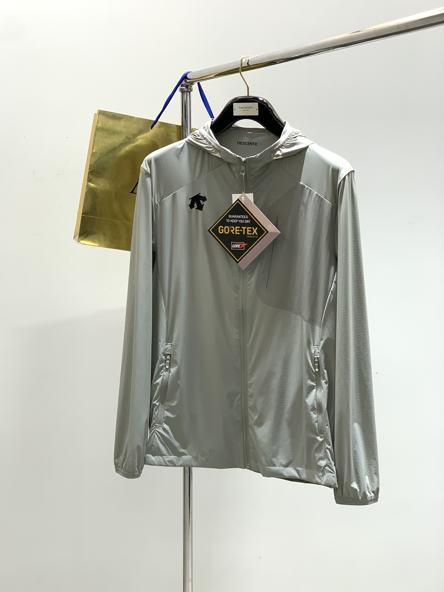 NO:151664,,DESCENTE, new spring style, fashionable casual hooded jacket, special counters are available at the same time, original singles, top-grade printing craft letter pattern decoration logo, customized original hardware and accessories decoration, extremely high grade, fashionable and stylish upper body, complete three standards, must-have items for trendy people, 2 colors recommendation, S-XL, Jackets & coats, hats, alexander wang19860909,DESCENTE 迪桑特,春季新款,时尚休闲连帽外套,专柜同步有售,原单狠货,顶级印花工艺字母图案装饰logo,定制原版五金辅料装饰,档次极高,上身时尚有型,三标齐全,潮人必备单品,2色推荐,码数S-XL,,jackets & coats,hats,alexander wang,Men's clothing