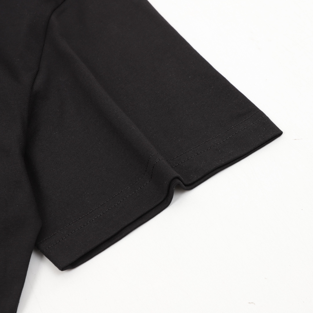 💰100
GUCCI/古驰 花卉刺绣字母圆领T恤
size：XS-L