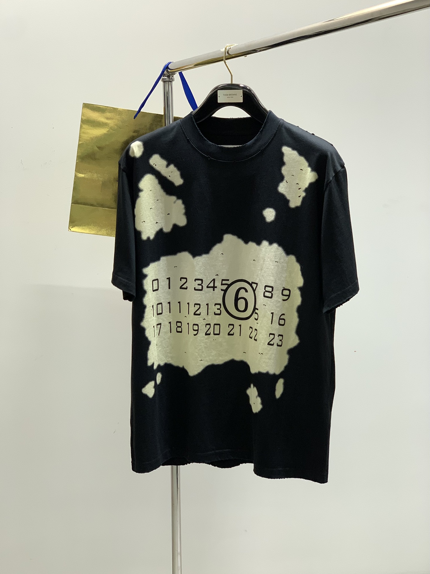 NO:151594,,Maison Margiela, the latest summer products, available at the counter at the same time, original singles, fashionable and casual round neck short-sleeved T-shirt, comfortable on the upper body!  It is eye-catching and has highlights. It uses imported original fabrics and top-grade printed craft letter pattern logo. It is simple but not lacks fashion, and the upper body is very handsome!  S-XL, Masion Margiela, T-shirt,tees, t-shirt,alexander wang19860909,Maison Margiela马吉拉,夏季最新品,专柜同步有售,原单狠货,时尚休闲圆领短袖T恤,上身舒适！吸睛而有亮点,采用进口原版面料,顶级印花工艺字母图案logo,简单而不失时尚,上身帅气十足！码数S-XL,,masion margiela,T-shirt,tees，t-shirt,alexander wang,Men's clothing