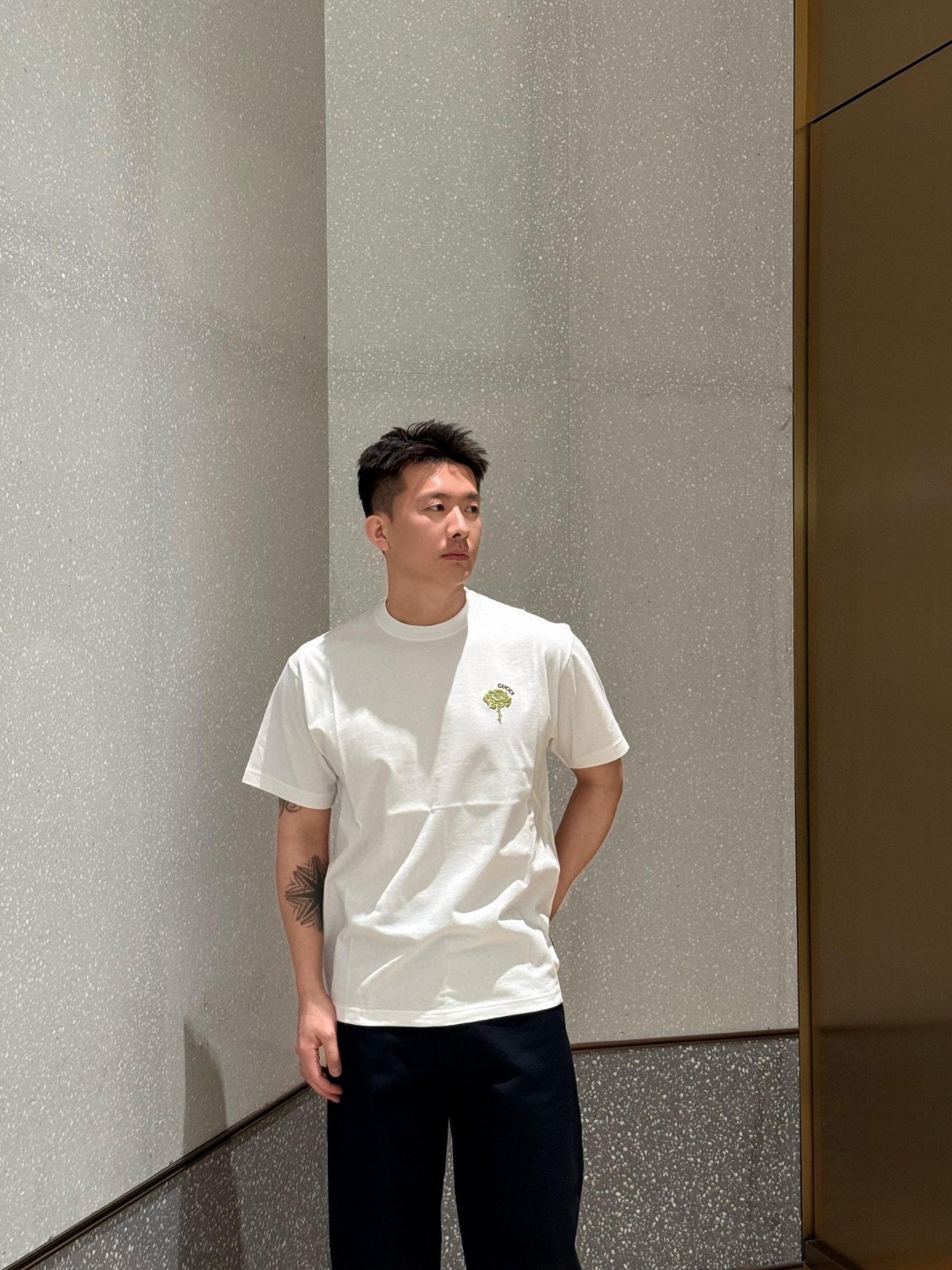  GUCCI/古驰 花卉刺绣字母圆领T恤 上身效果#