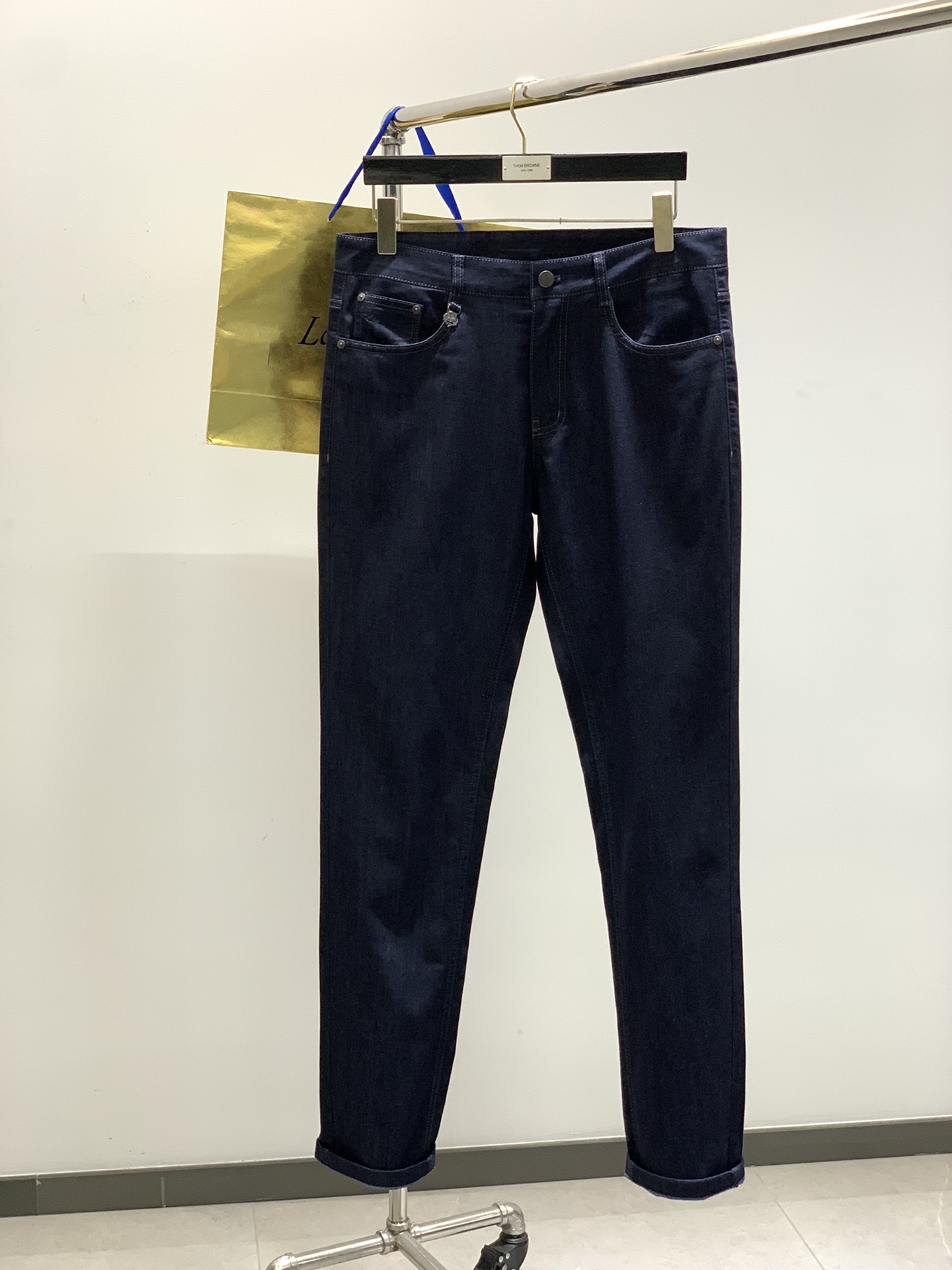 NO:151620,,LP. High fashion sense, denim fabric, dark blue washing jeans The fabric is very special, ultra-fine and fine imitation cotton yarn blend, super soft and comfortable. It has a casual, casual feeling, and also a relaxed and fashionable feeling. The fabric is refreshing, slightly stretchy, super soft and long-lasting, the whole pants are all traditional hand-wiping technology, natural stone grinding and light fermentation. The style belongs to the combination of small straight feet, and the details are exquisite. Size 30-40, 37.39, ,loro piana, jeans, alexander wang19860909,LP. 高级时装感,牛仔面料 , 深蓝色洗水牛仔裤 面料很特殊,超细精仿棉纱混纺,超柔舒适感. 具备牛仔随性感 ,休闲感 , 亦有轻松感 ,时尚感. 布面清爽,微弹力,超柔穿着时间长, 整条裤子全传统手擦工艺,自然石磨轻酵洗水. 版型属于合体小直脚剪裁,细节精致感. 尺码 30-40远37.39,,loro piana,jeans,alexander wang,Men's clothing