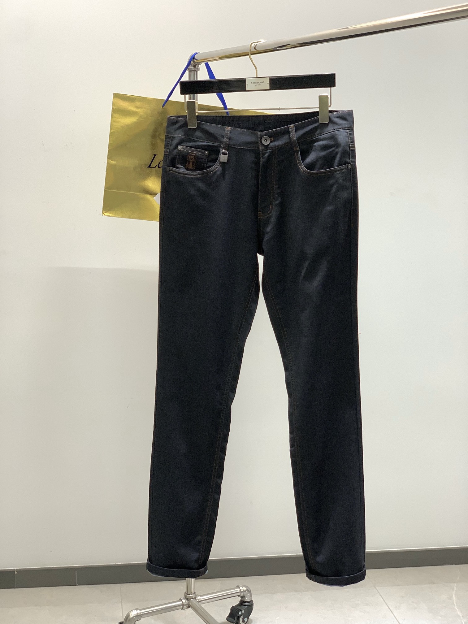 NO:151621,,BC high fashion sense, denim fabric, dark blue washing jeans The fabric is very special, ultra-fine and fine imitation cotton yarn blend, super soft and comfortable. It has a casual, casual feeling, and also a relaxed and fashionable feeling. The fabric is refreshing, slightly stretchy, super soft and long-lasting, the whole pants are all traditional hand-wiping technology, natural stone grinding and light fermentation. The style belongs to the combination of small straight feet, and the details are exquisite. Size 30-40, 37.39, ,jeans,alexander wang19860909,BC 高级时装感,牛仔面料 , 深蓝色洗水牛仔裤 面料很特殊,超细精仿棉纱混纺,超柔舒适感. 具备牛仔随性感 ,休闲感 , 亦有轻松感 ,时尚感. 布面清爽,微弹力,超柔穿着时间长, 整条裤子全传统手擦工艺,自然石磨轻酵洗水. 版型属于合体小直脚剪裁,细节精致感. 尺码 30-40远37.39,,jeans,alexander wang,Men's clothing