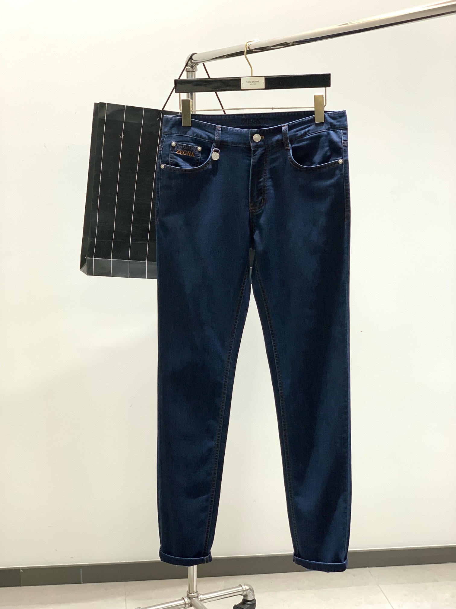 NO:151653,,Jeria high fashion sense, denim fabric, dark blue washing jeans The fabric is very special, super fine imitation cotton yarn blend, super soft and comfortable. It has a casual, casual feeling, and also a relaxed and fashionable feeling. The fabric is refreshing, slightly stretchy, super soft and long-lasting, the whole pants are all traditional hand-wiping technology, natural stone grinding and light fermentation. The style belongs to the combination of small straight feet, and the details are exquisite. Size 30-40, 37.39, ,jeans,alexander wang19860909,杰力亚 高级时装感,牛仔面料 , 深蓝色洗水牛仔裤 面料很特殊,超细精仿棉纱混纺,超柔舒适感. 具备牛仔随性感 ,休闲感 , 亦有轻松感 ,时尚感. 布面清爽,微弹力,超柔穿着时间长, 整条裤子全传统手擦工艺,自然石磨轻酵洗水. 版型属于合体小直脚剪裁,细节精致感. 尺码 30-40远37.39,,jeans,alexander wang,Men's clothing